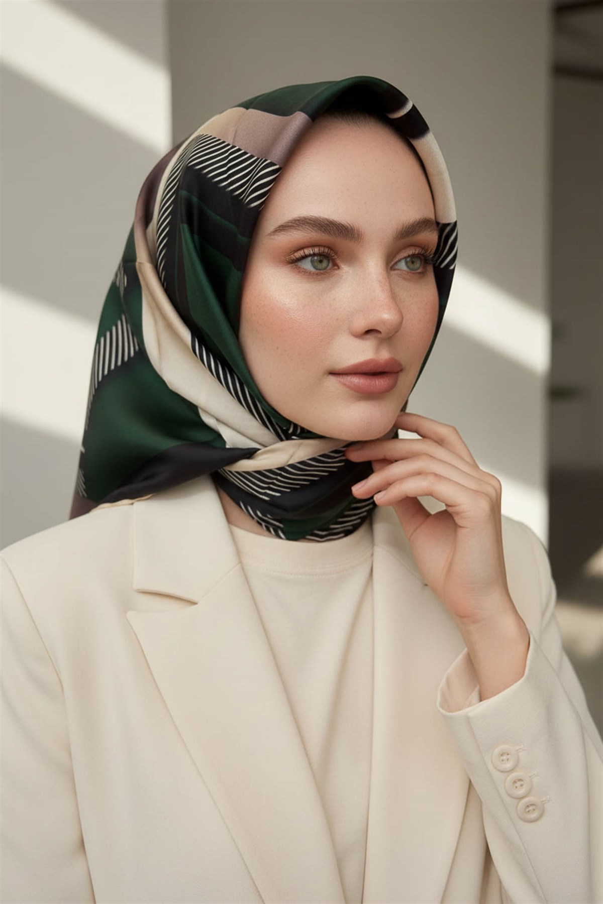 %100 Twill İpek Zebra Desenli Zümrüt Yeşili - Siyah Renkli 90x90 Eşarp Dikim Şekli : El Dikişi
