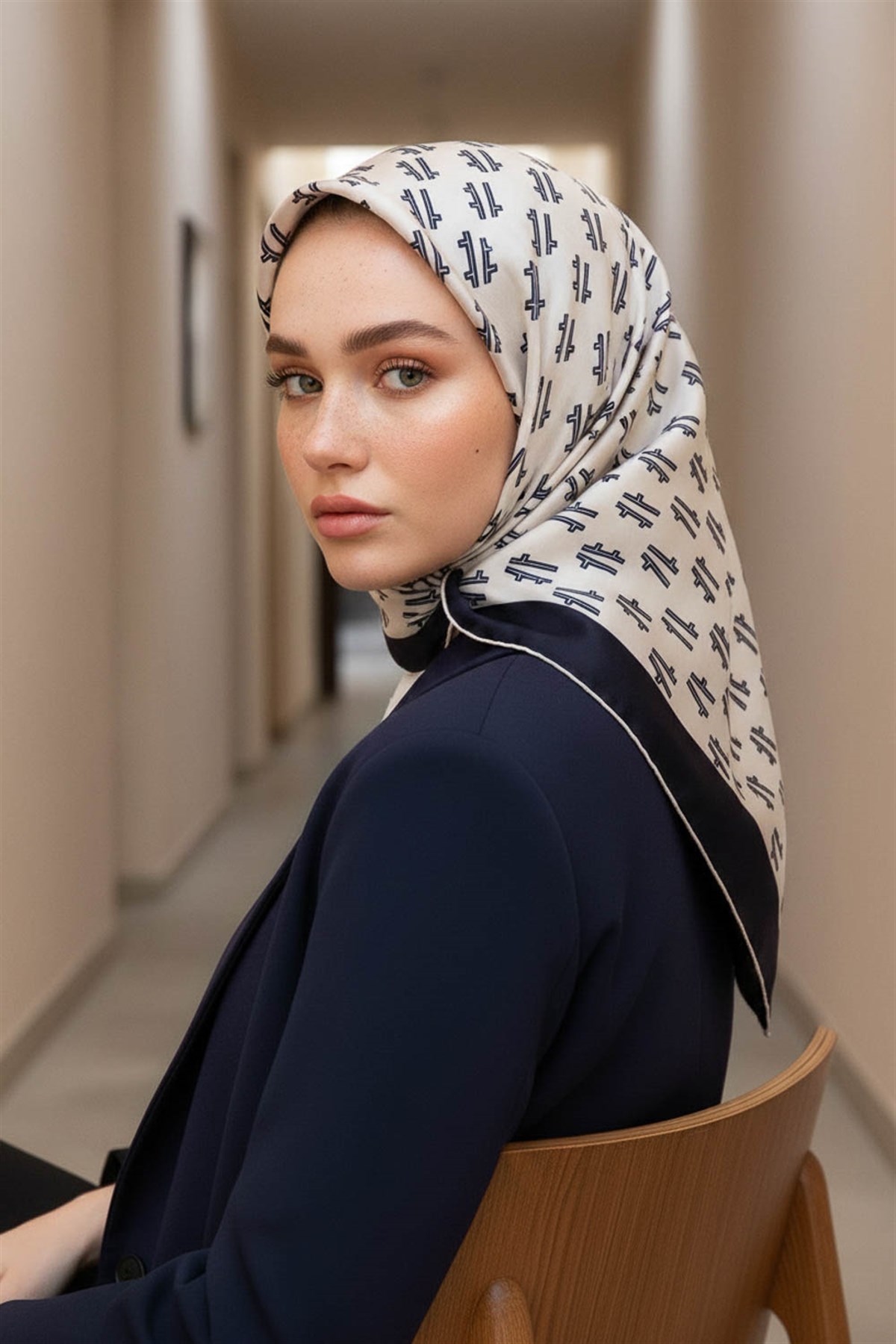 %100 Twill İpek Geometrik Desenli Krem - Lacivert Renkli 90x90 Eşarp Dikim Şekli : El Dikişi