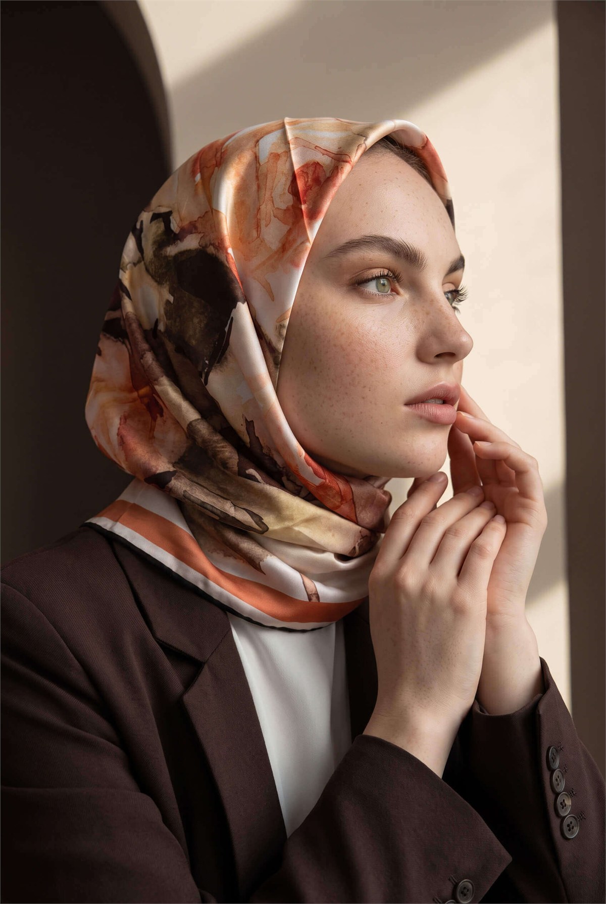 Rayon Çiçek Desenli Taba Renkli 90x90 Eşarp (İpek İçermez) Kenar Dikiş Şekli El Dikişli