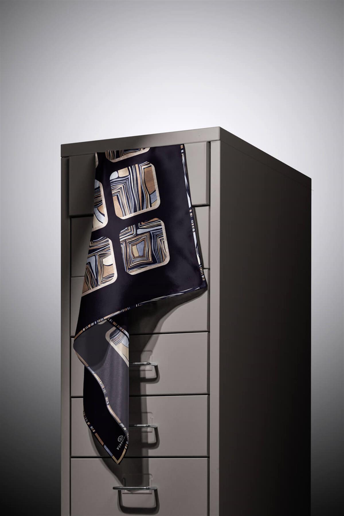 %100 Twill İpek Geometrik Kare Desenli Siyah - Gri Renkli 90x90 Eşarp Dikim Şekli : El Dikişi