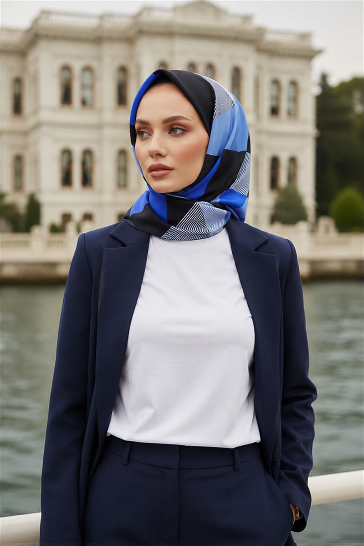 %100 Twill İpek Eşarp 90x90 Lacivert Saks Geometrik Çizgi Desenli El Dikişli Kadın Eşarp