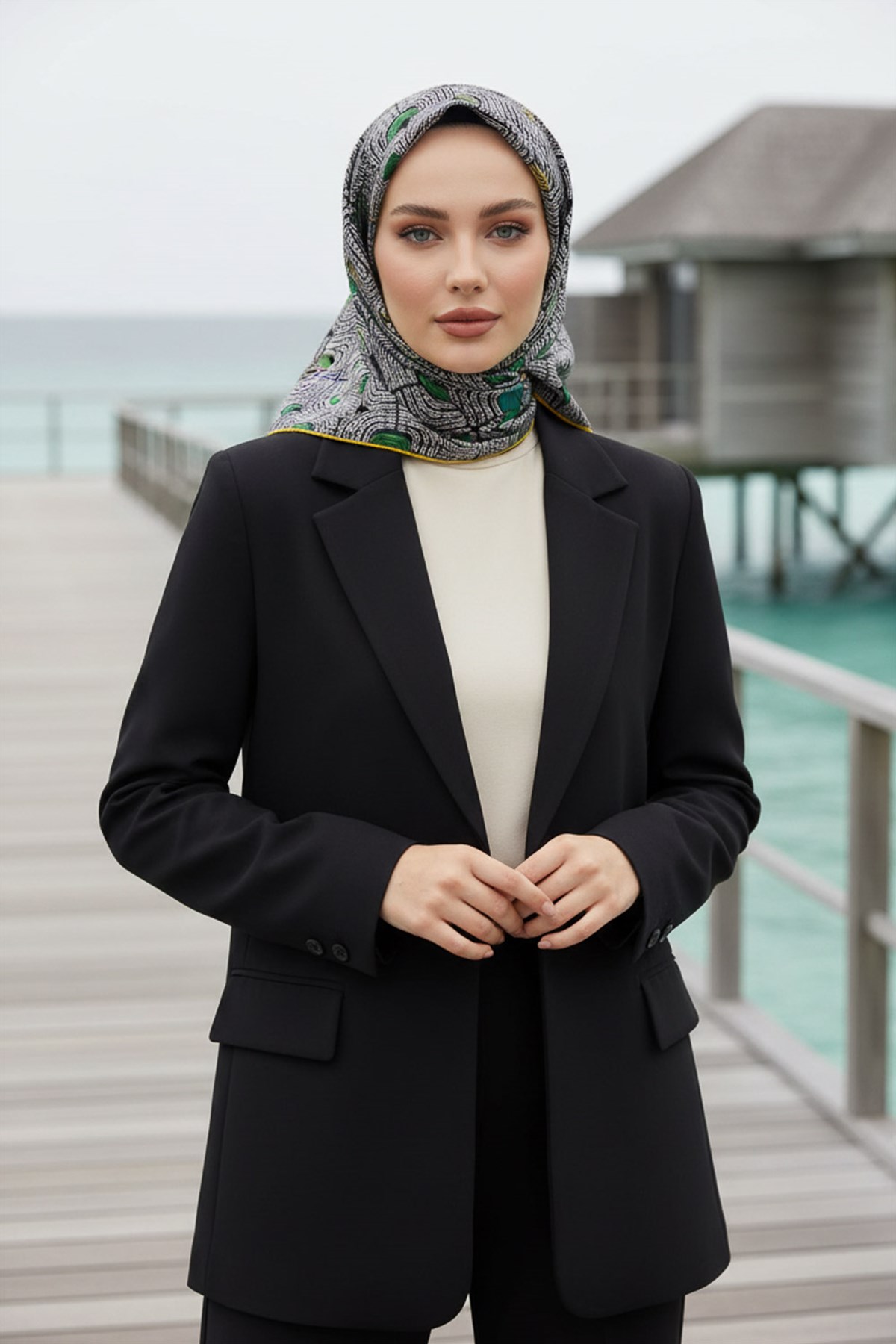 %100 Twill İpek Geometrik Desenli Sarı - Siyah Renkli 90x90 Eşarp Dikim Şekli : El Dikişi