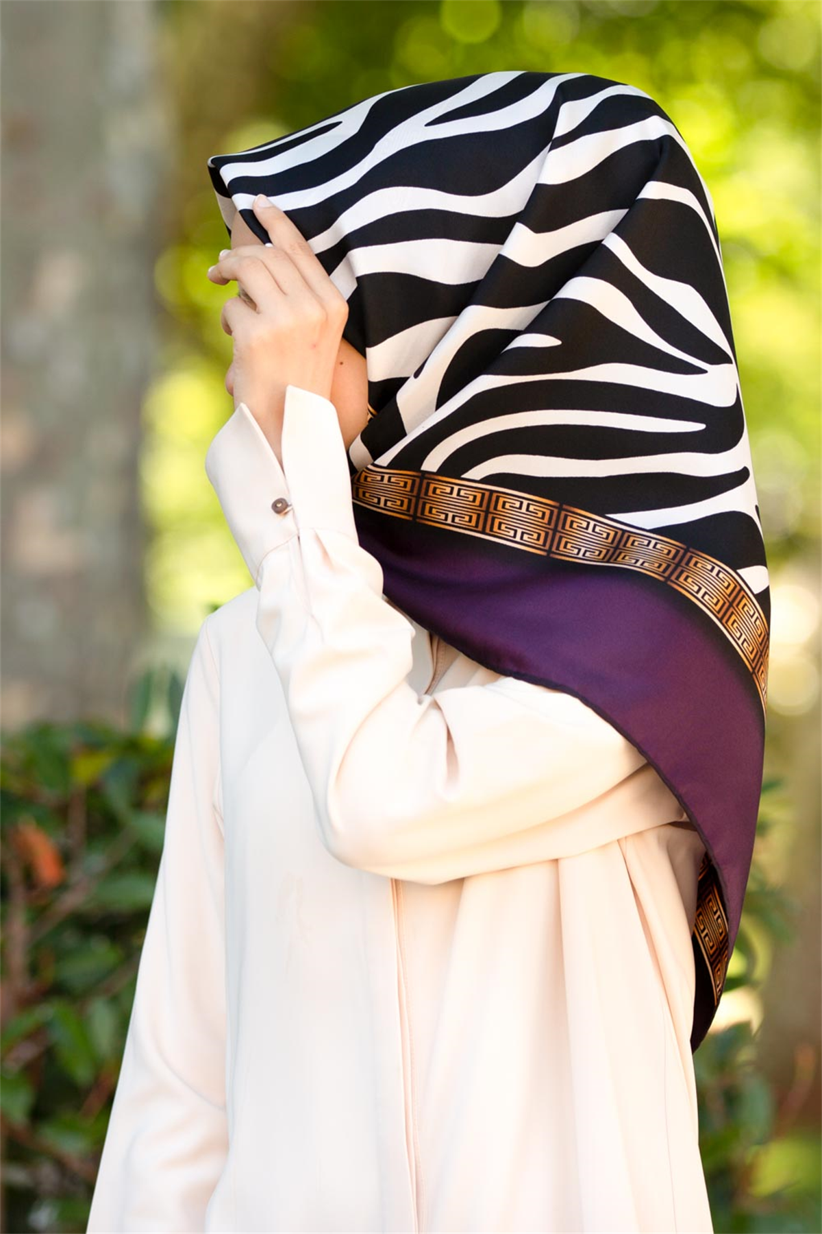 %100 Twill İpek Zebra Desenli Mürdüm - Gold Renkli 90x90 Eşarp Dikim Şekli : El Dikişi