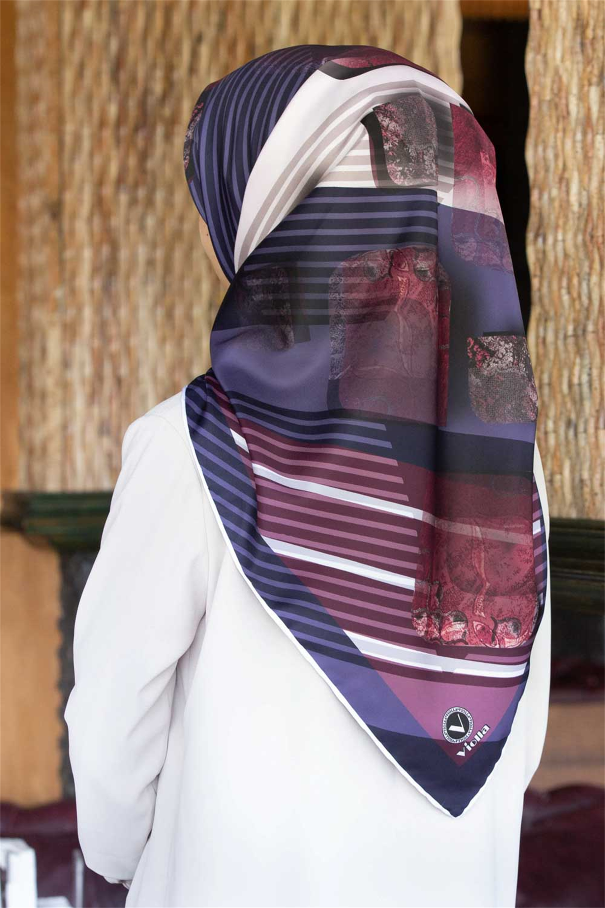 Twill Çizgili ve Geometrik Desenli Mor Renkli 90x90 Eşarp (İpek İçermez) Kenar Dikiş Şekli El Dikişli