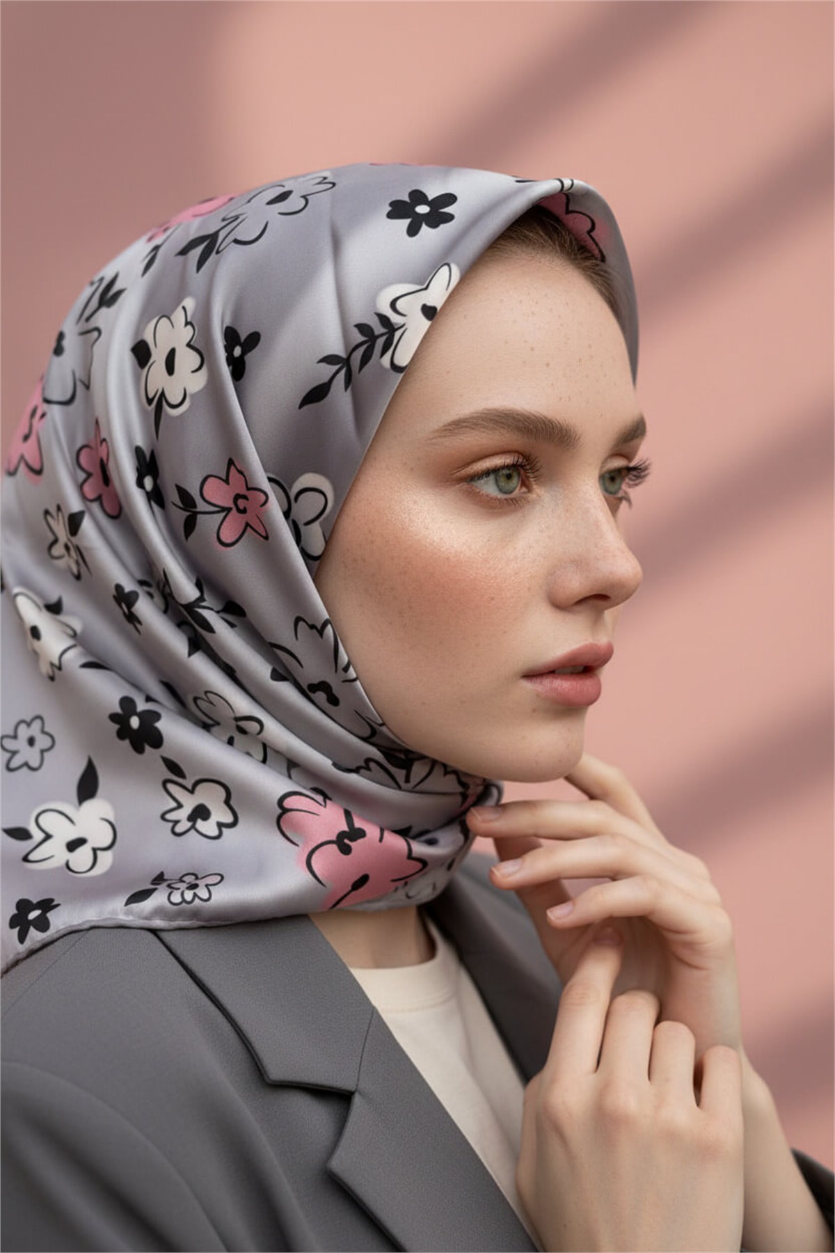 Rayon Papatya Desenli Gri Renkli 90x90 Eşarp (İpek İçermez) Kenar Dikiş Şekli El Dikişli