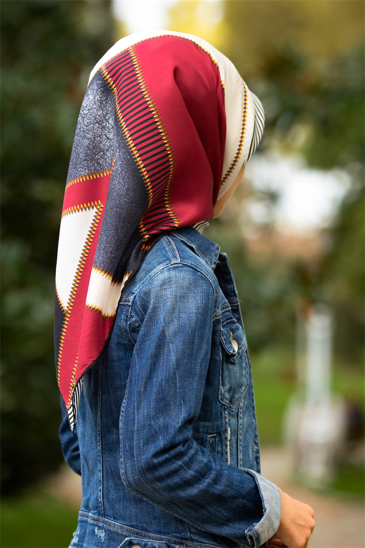 % 57 İPEK % 43 VİSKON Twill İpek Geometrik Desenli Bordo - Siyah Renkli 90x90 Eşarp Dikim Şekli : El Dikişi