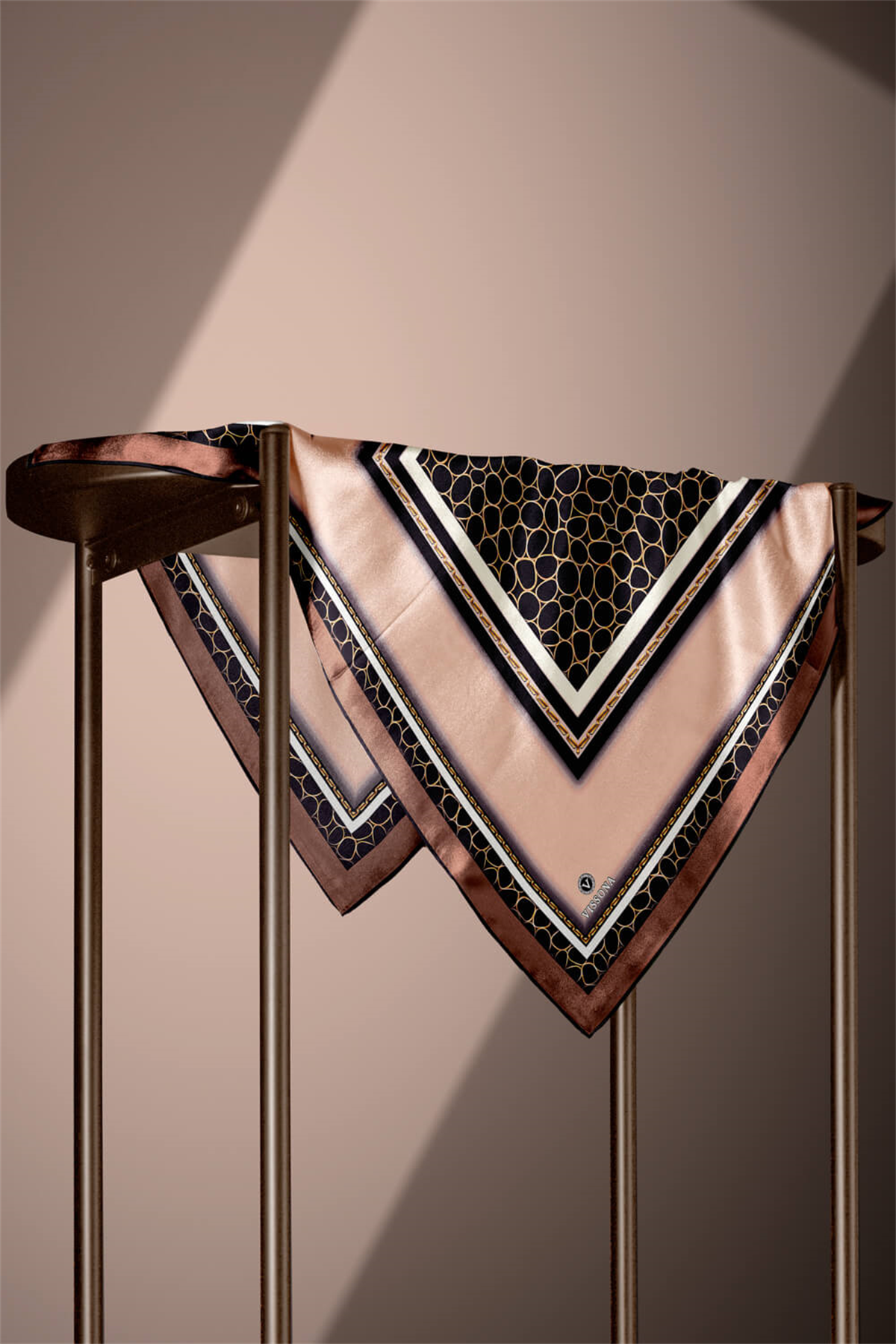 % 57 İPEK %43 VİSKON Twill İpek Gold Halka Desenli Bej - Kahverengi Renkli 90x90 Eşarp Dikim Şekli : El Dikişi