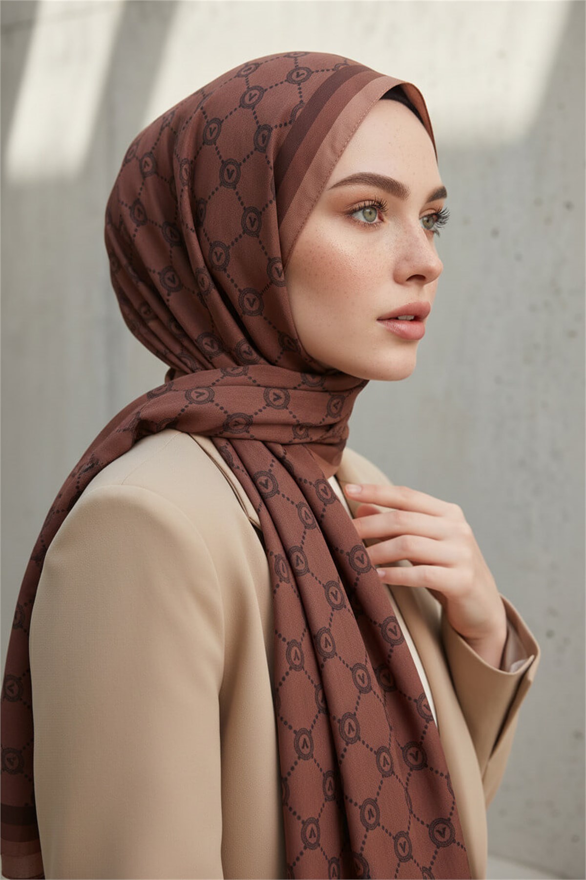 KREP MONOGRAM DESENLİ BAKIR RENKLİ 75X195 KIRIŞMAZ ŞAL