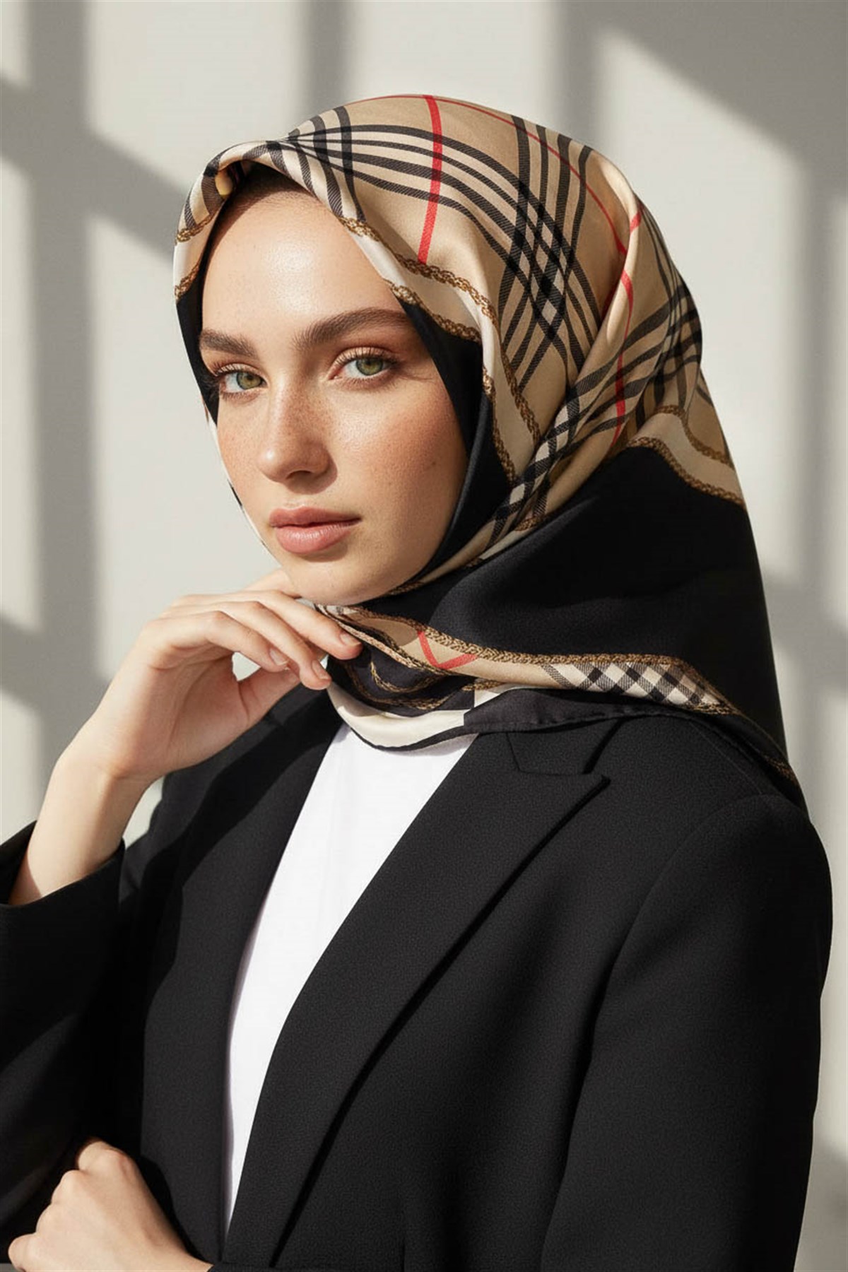 %100 Twill İpek Ekose Desenli Siyah Renkli 90x90 Eşarp Dikim Şekli : El Dikişi