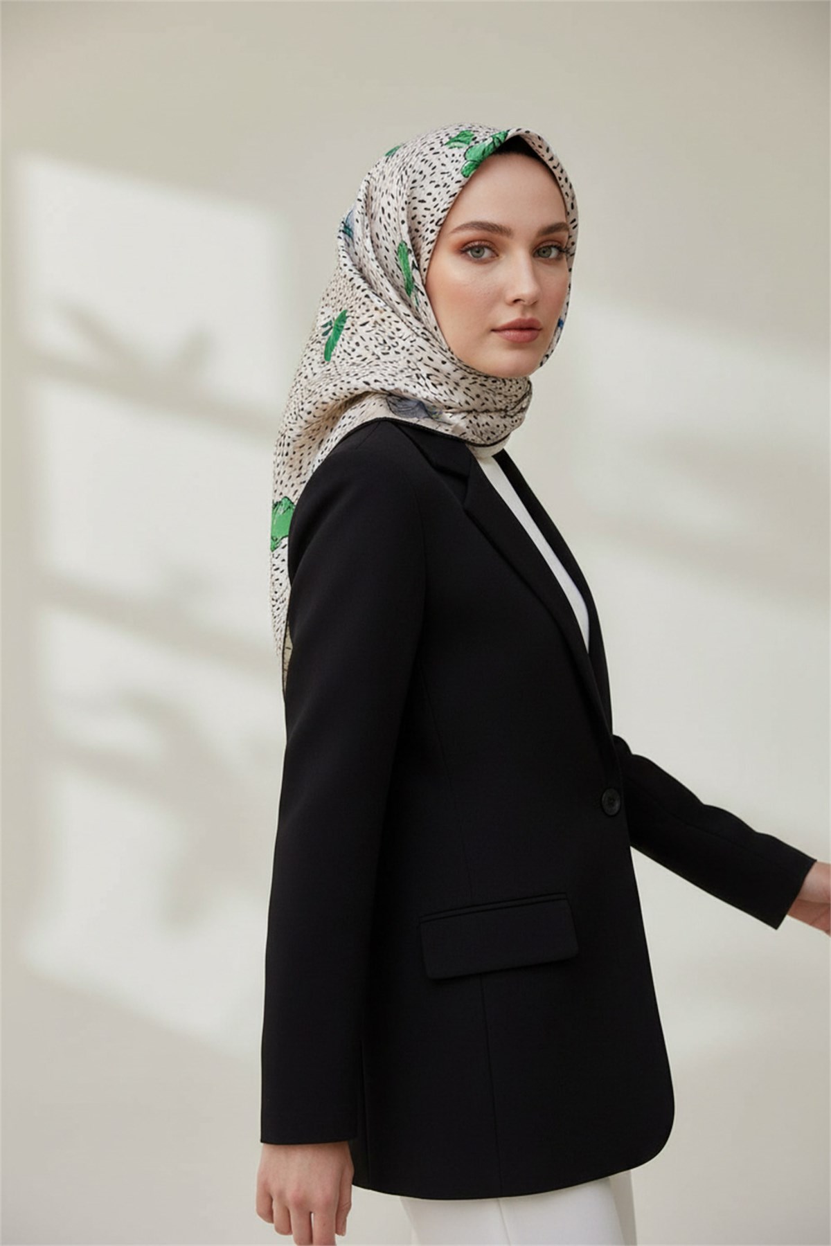%100 Twill İpek Çıtır Çiçek Desenli Saks - Zümrüt Yeşili Renkli 90x90 Eşarp Dikim Şekli : El Dikişi