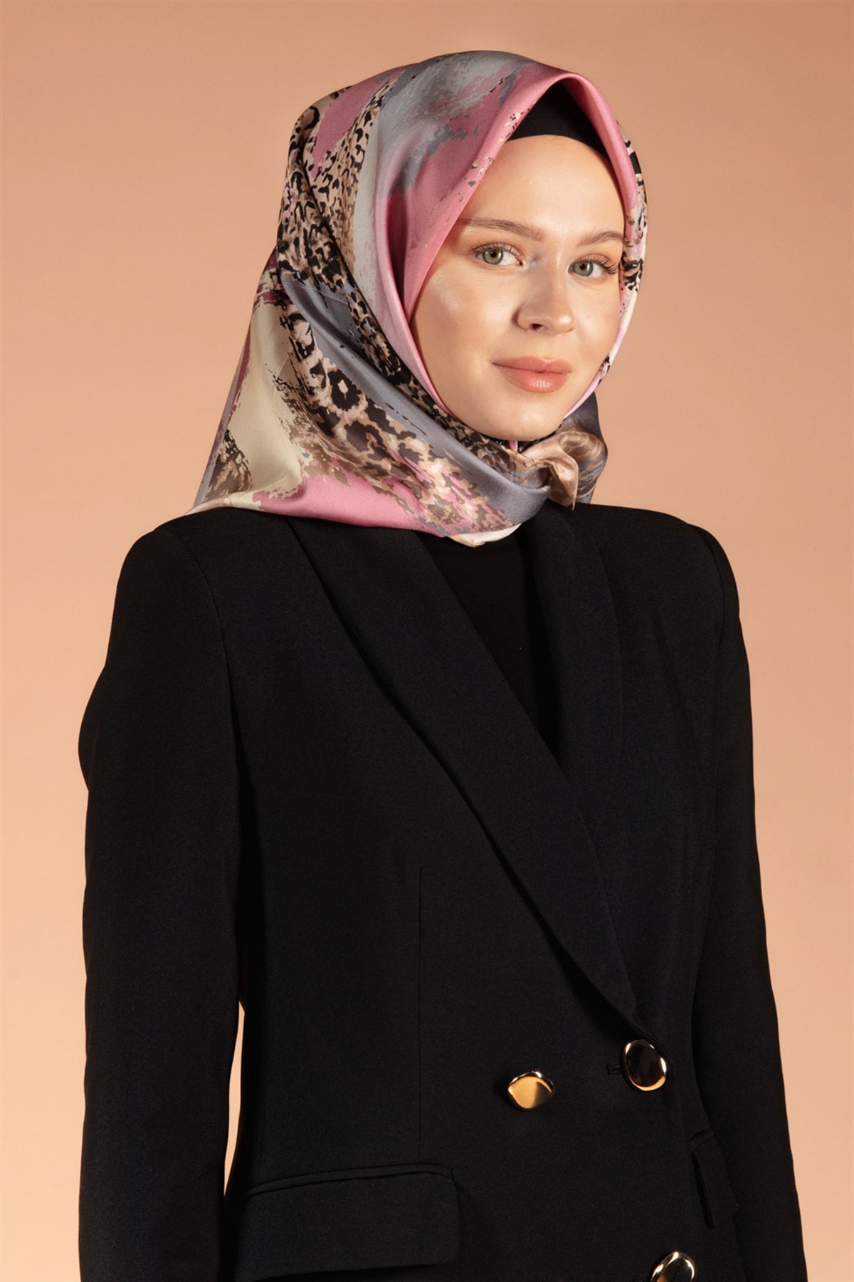 %100 Twill İpek Leopar ve Fırça Desenli Bej - Pudra Renkli 90x90 Eşarp Dikim Şekli : El Dikişi