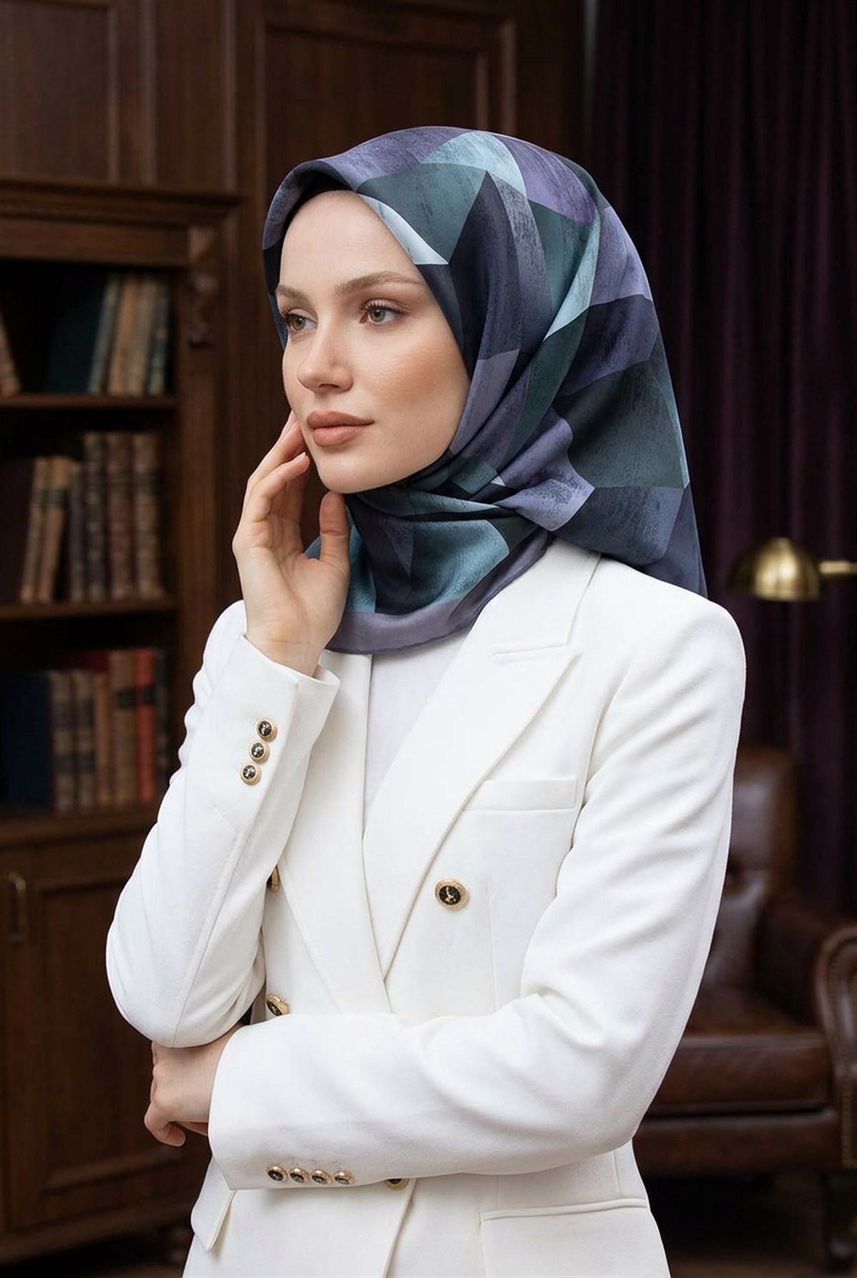 % 57 İPEK % 43 VİSKON Twill İpek Geometrik Desenli Cam Göbeği - Gri Renkli 90x90 Eşarp Dikim Şekli : El Dikişi
