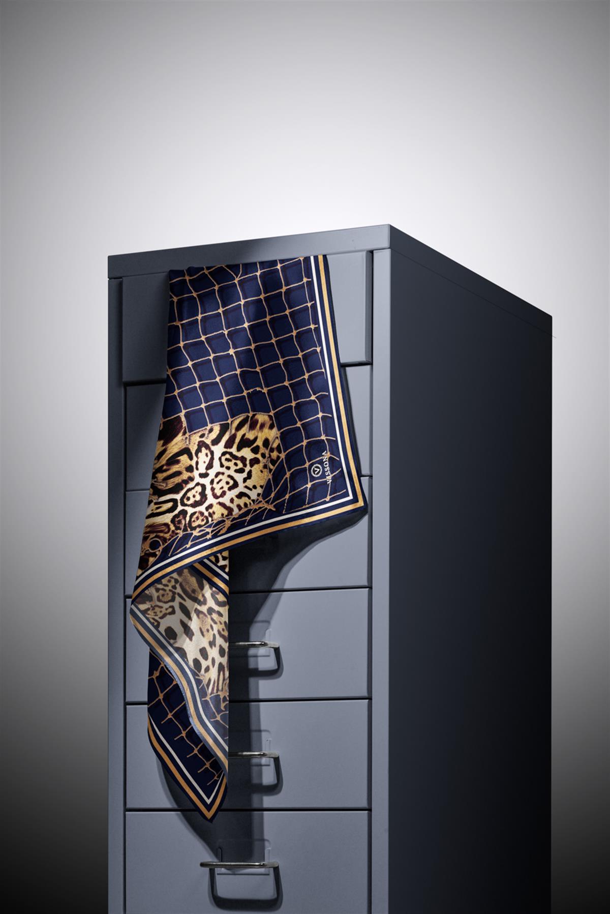 %100 Twill İpek Leopar Desenli Lacivert Renkli 90x90 Eşarp Dikim Şekli : El Dikişi