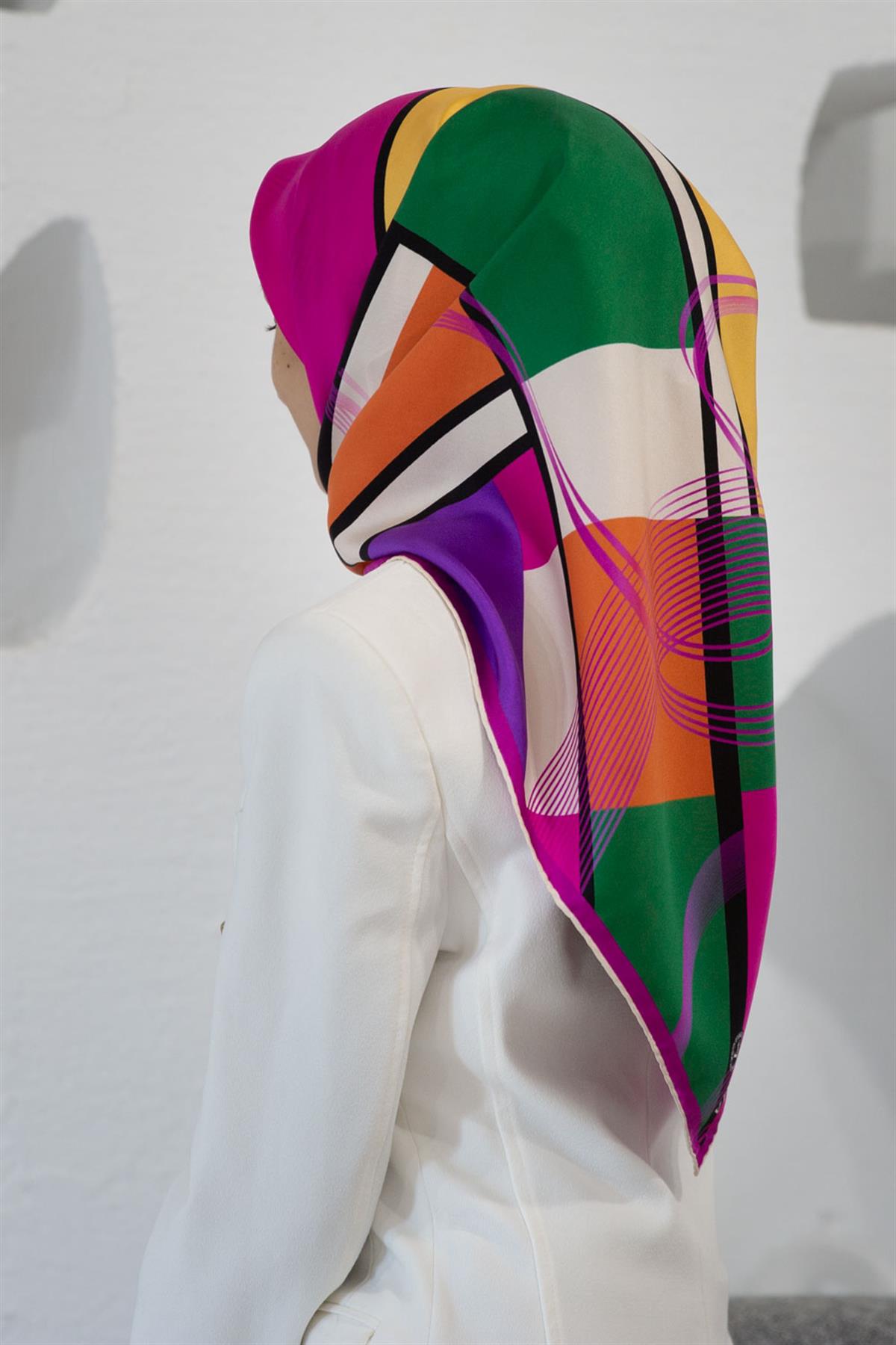 %100 Twill İpek Geometrik Desenli Fuşya - Mor Renkli 90x90 Eşarp Dikim Şekli : El Dikişi