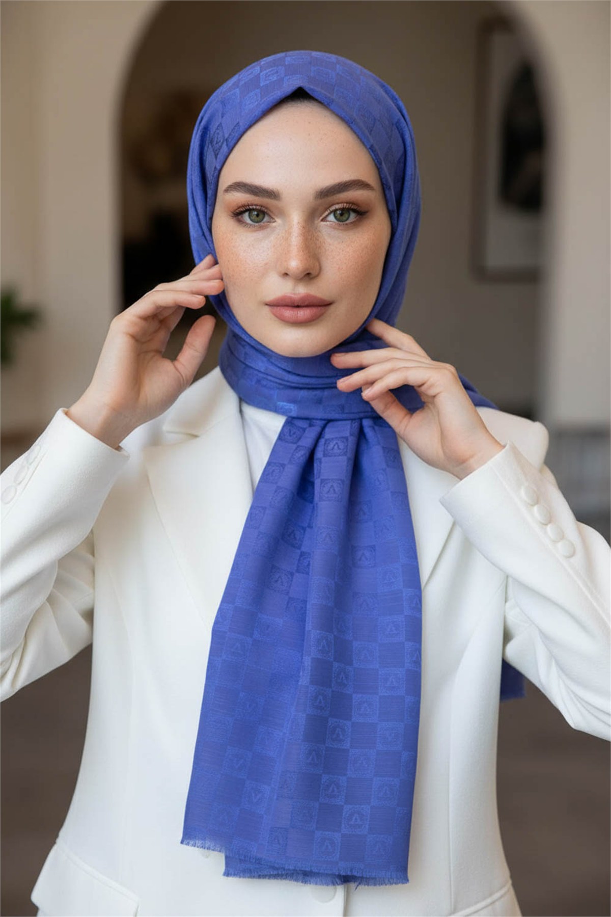 Vissona %57 İPEK %43 PAMUK Monogram Desenli Saks Renkli Şal -  70x190 Dikiş Tipi İtalyan Dikişli