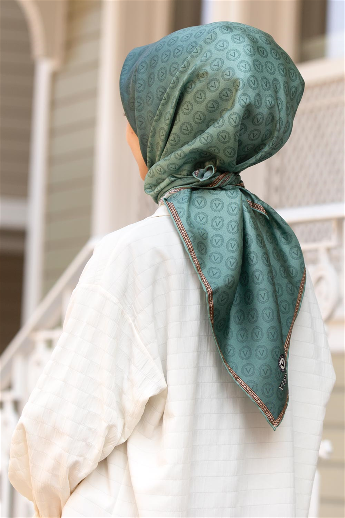 %100 Twill İpek Monogram Desenli Benetton Yeşili Renkli 90x90 Eşarp Dikim Şekli : El Dikişi