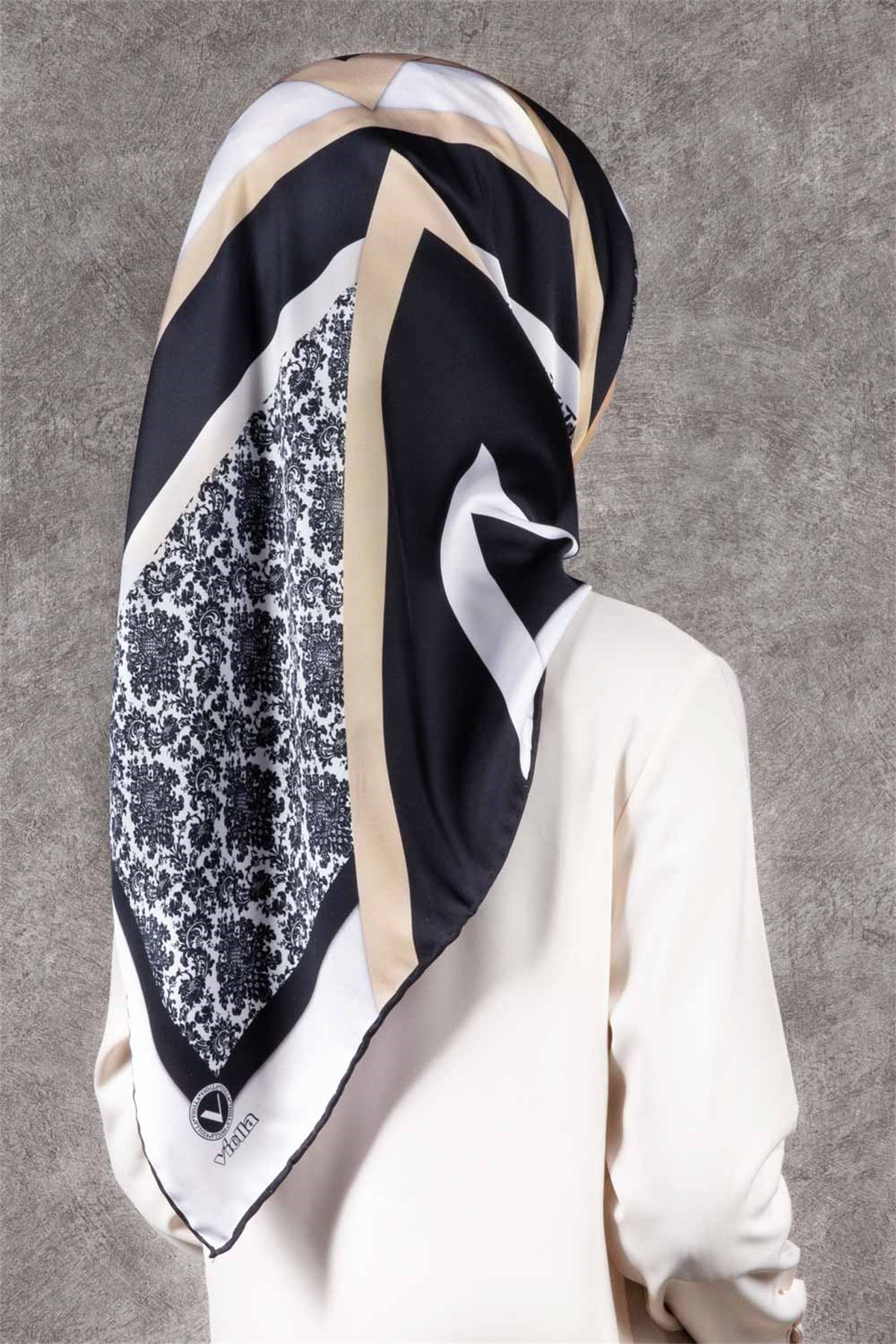 Twill Geometrik Barok Desenli Siyah - Krem Renkli 90x90 Eşarp (İpek İçermez) Kenar Dikiş Şekli El Dikişli