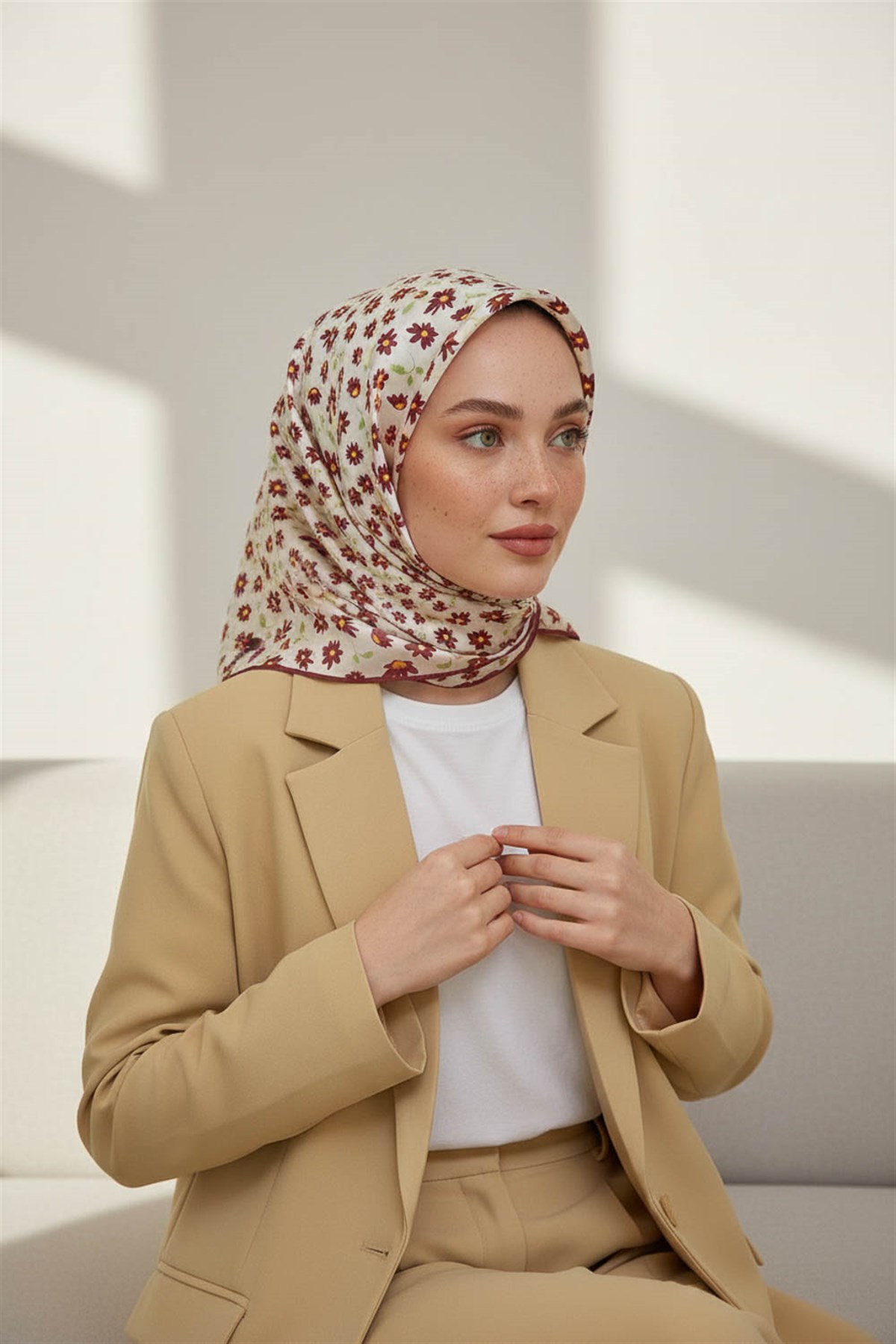%100 Twill İpek Papatya Desenli Krem - Kırmızı Renkli 90x90 Eşarp Dikim Şekli : El Dikişi