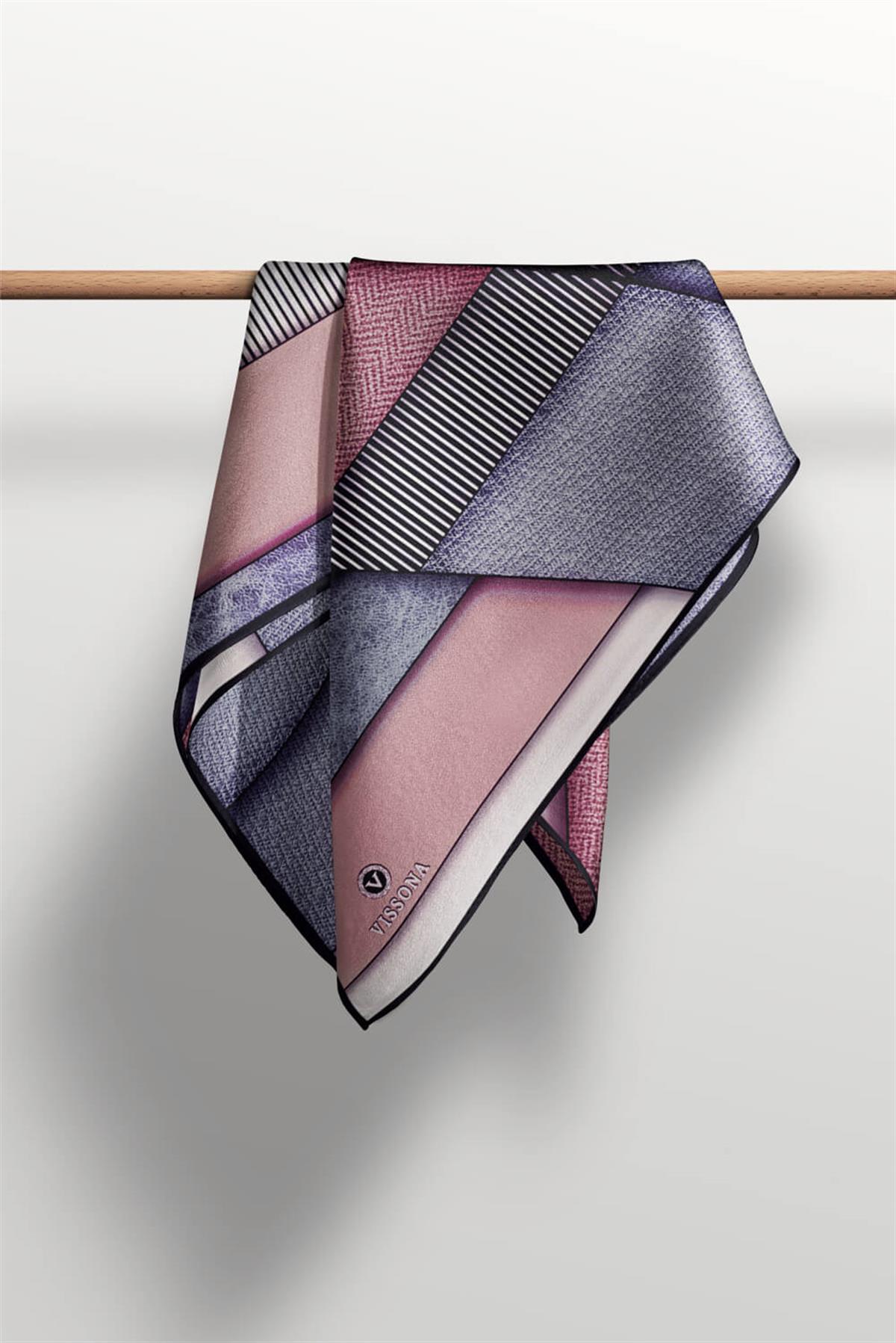 %100 Twill İpek Dokulu ve Geometrik Desenli Pudra - Gri Renkli 90x90 Eşarp Dikim Şekli : El Dikişi