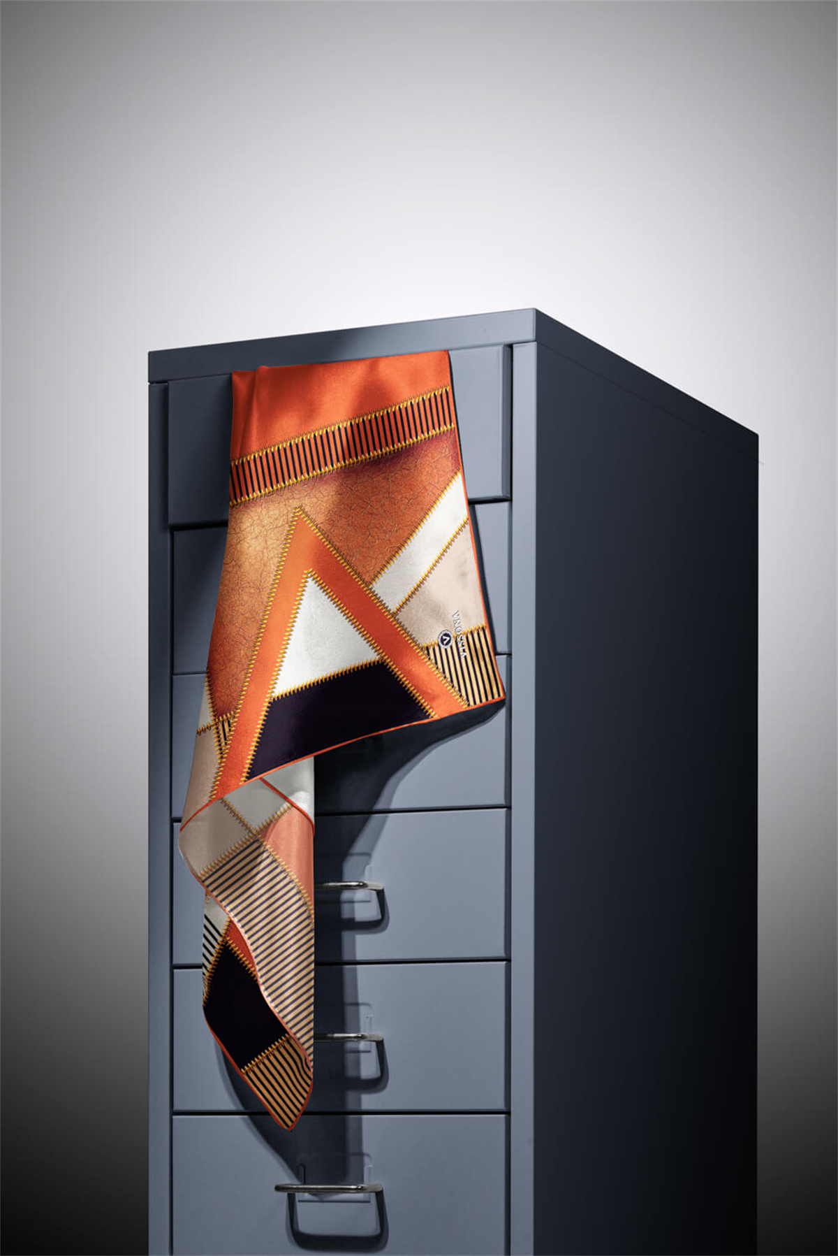 % 57 İPEK % 43 VİSKON Twill İpek Geometrik Desenli Taba - Siyah Renkli 90x90 Eşarp Dikim Şekli : El Dikişi