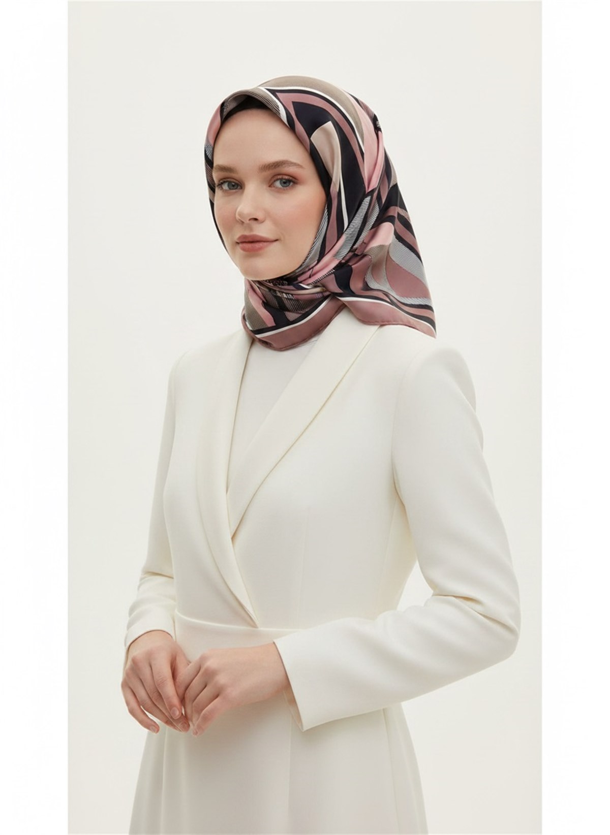 %100 Twill İpek Geometrik Desenli Pudra - Siyah Renkli 90x90 Eşarp Dikim Şekli : El Dikişi