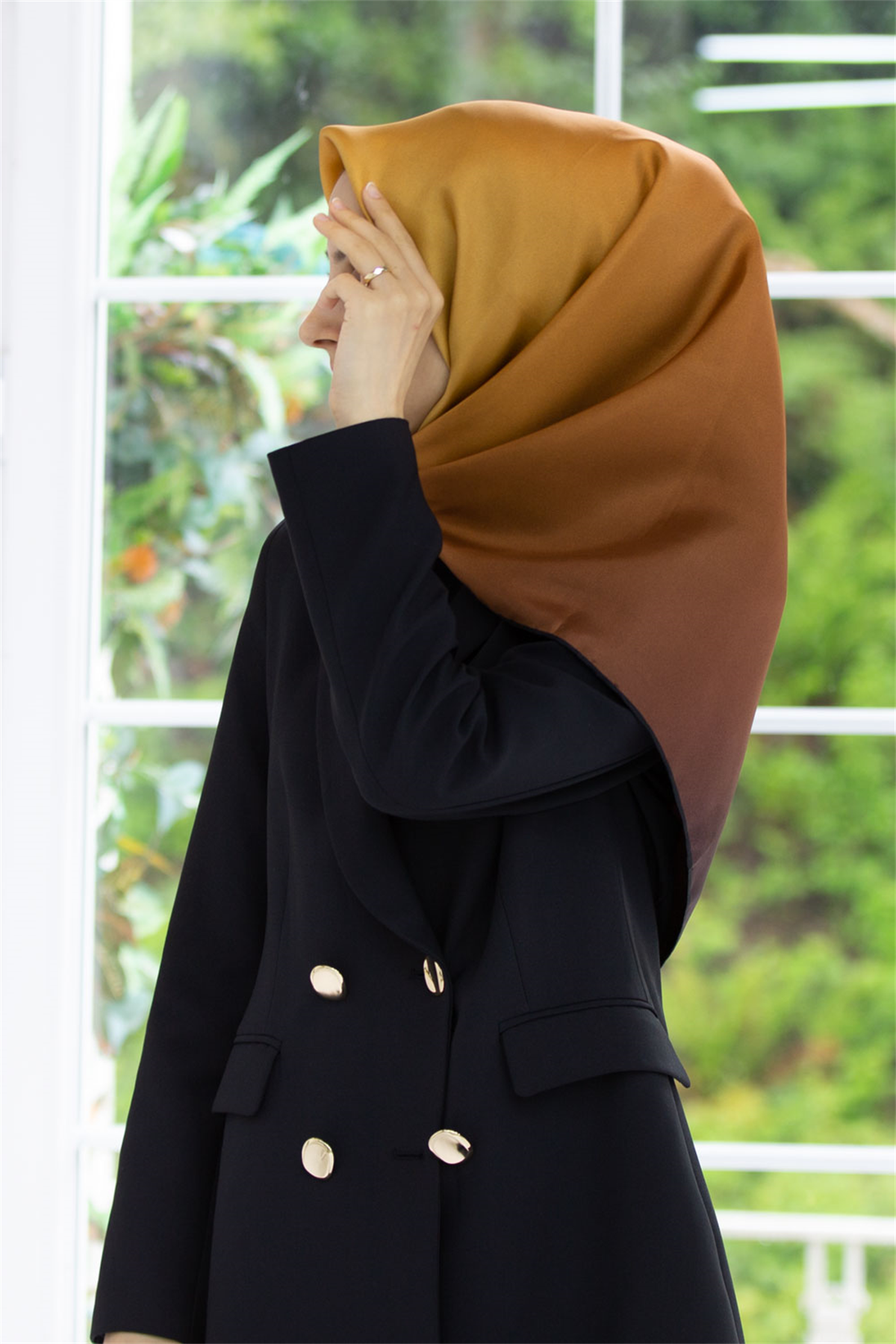 % 57 İPEK % 43 VİSKON Twill İpek Degrade Desenli Gold Renkli 90x90 Eşarp Dikim Şekli : El Dikişi