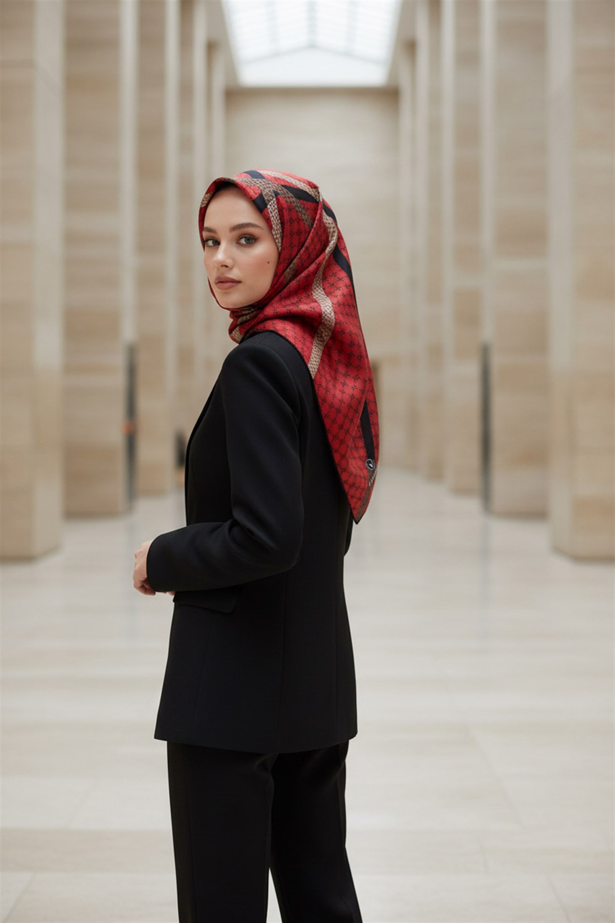 %57 İPEK %43 VİSKON Twill İpek Monogram Ve Şerit Desenli Bordo - Siyah Renkli 90x90 Eşarp Dikim Şekli : El Dikişi