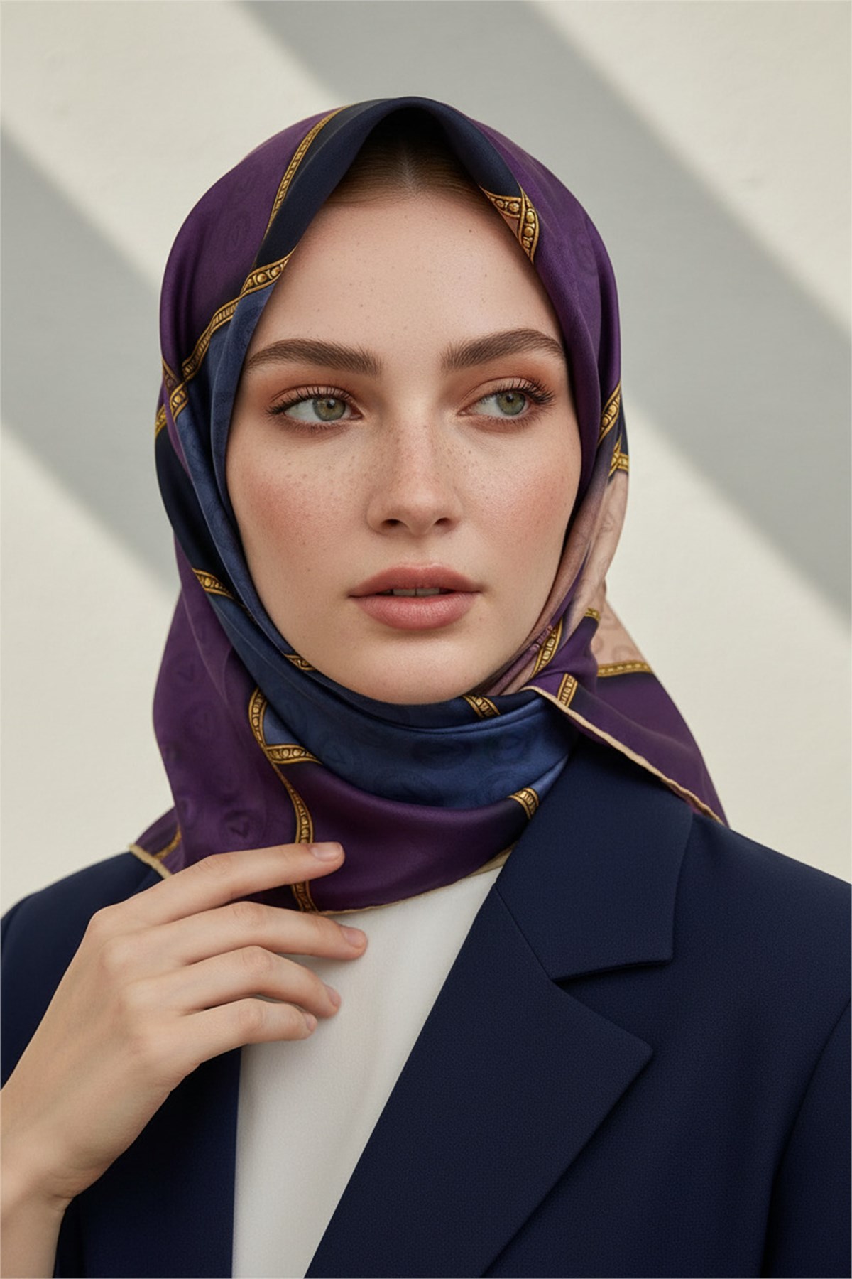 %100 Twill İpek Geometrik Desenli Lacivert - Mor Renkli 90x90 Eşarp Dikim Şekli : El Dikişi