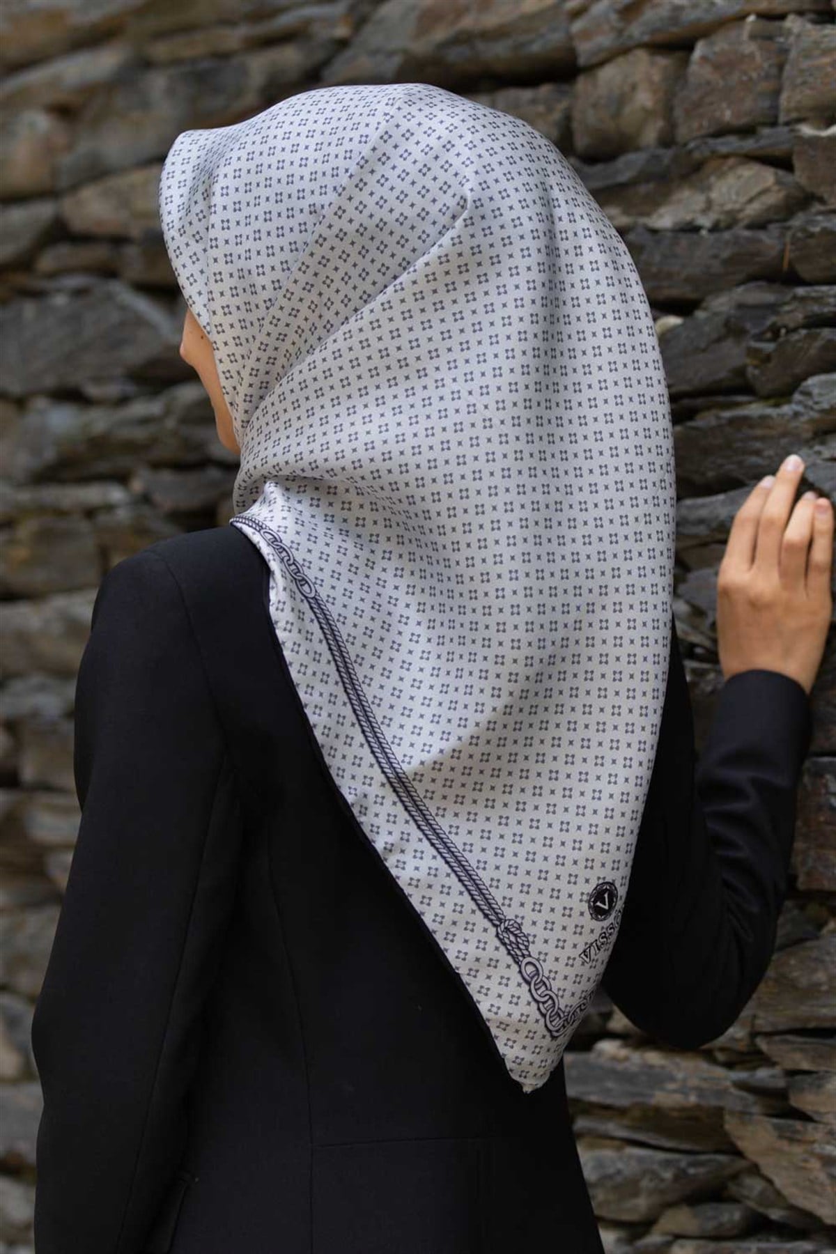 %57 İPEK %43 VİSKON Twill İpek Zincir Desenli Gümüş - Siyah Renkli 90x90 Eşarp Dikim Şekli : El Dikişi
