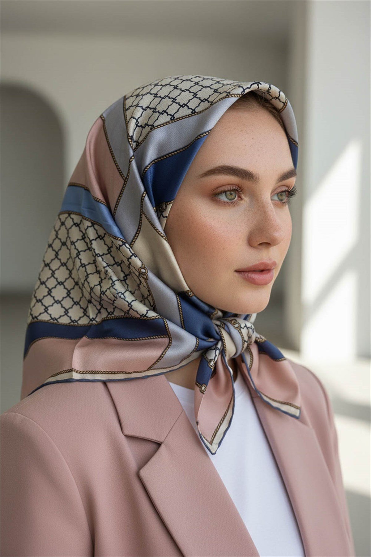 %100 Twill İpek Geometrik Desenli Pudra - Bebe Mavisi Renkli 90x90 Eşarp Dikim Şekli : El Dikişi