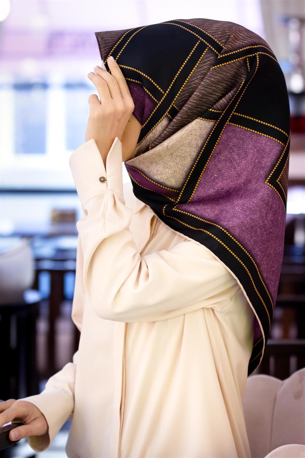 100% Twill İpek Gold Detaylı Kare Desenli Siyah - Mürdüm Renkli 90x90 Dikim Şekli : El Dikişi