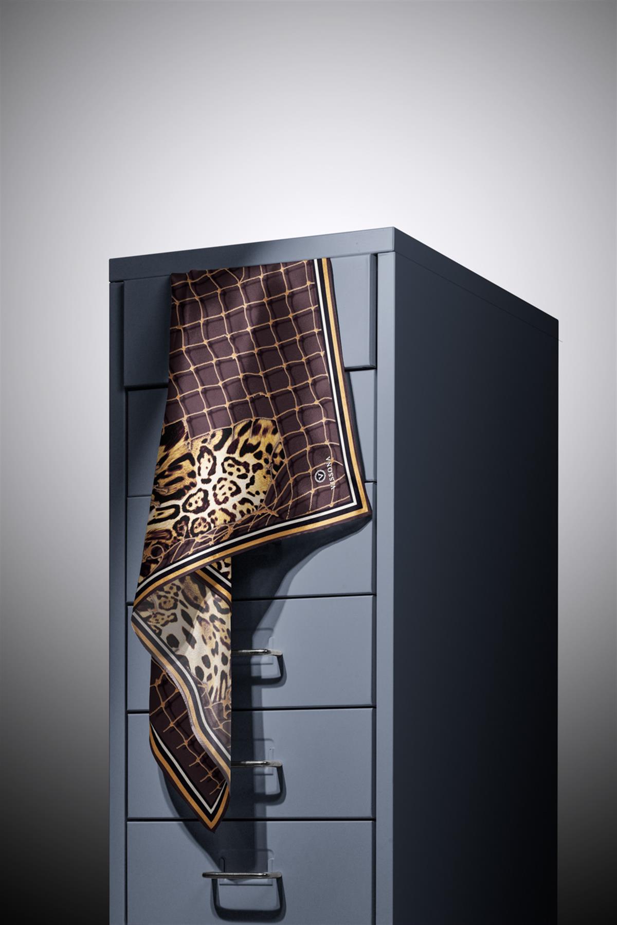 %100 Twill İpek Leopar Desenli Sütlükahverengi Renkli 90x90 Eşarp Dikim Şekli : El Dikişi