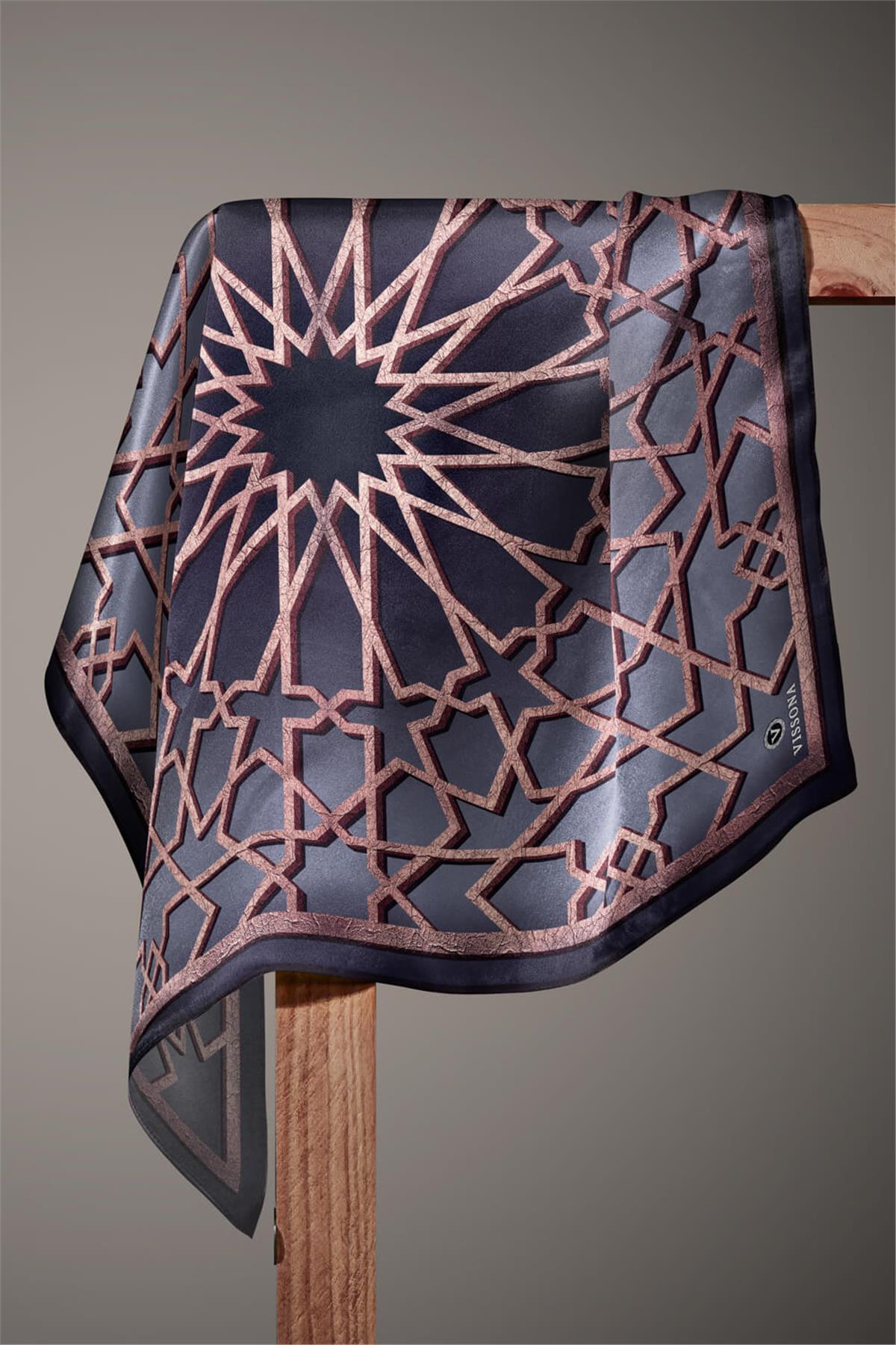 %100 Twill Türk Motifi  Desenli Gri Renkli 90x90 Eşarp Dikim Şekli: El Dikişi