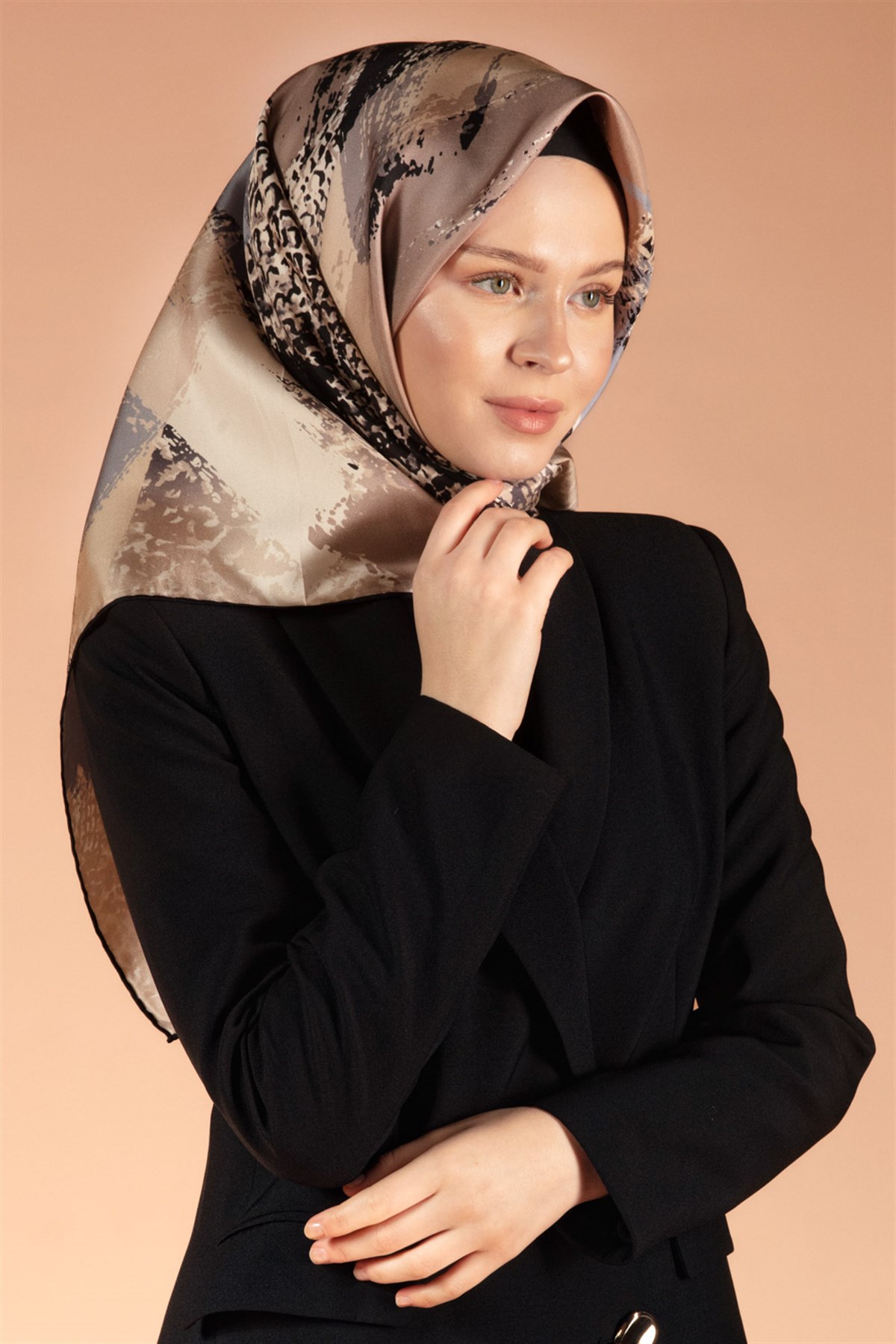 %100 Twill İpek Leopar ve Fırça Desenli Taş Renkli 90x90 Eşarp Dikim Şekli : El Dikişi