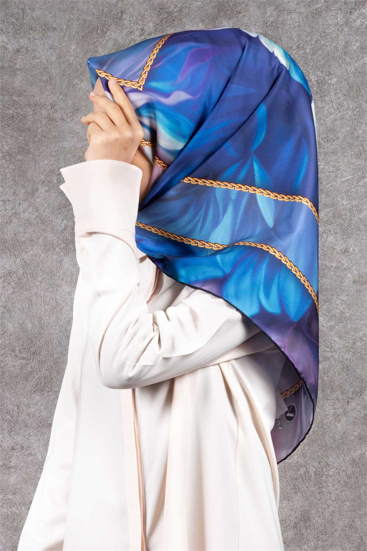 Twill Gül Desenli Bebe Mavisi - Pudra Renkli 90x90 Eşarp (İpek İçermez) Kenar Dikiş Şekli El Dikişli