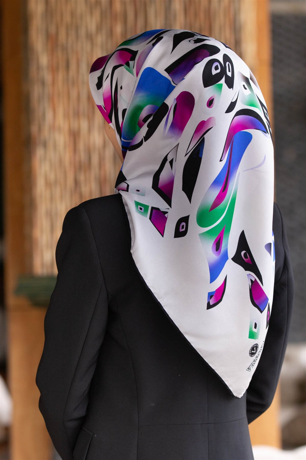 %100 Twill İpek Geometrik Desenli Fuşya - Saks Renkli 90x90 Eşarp Dikim Şekli : El Dikişi