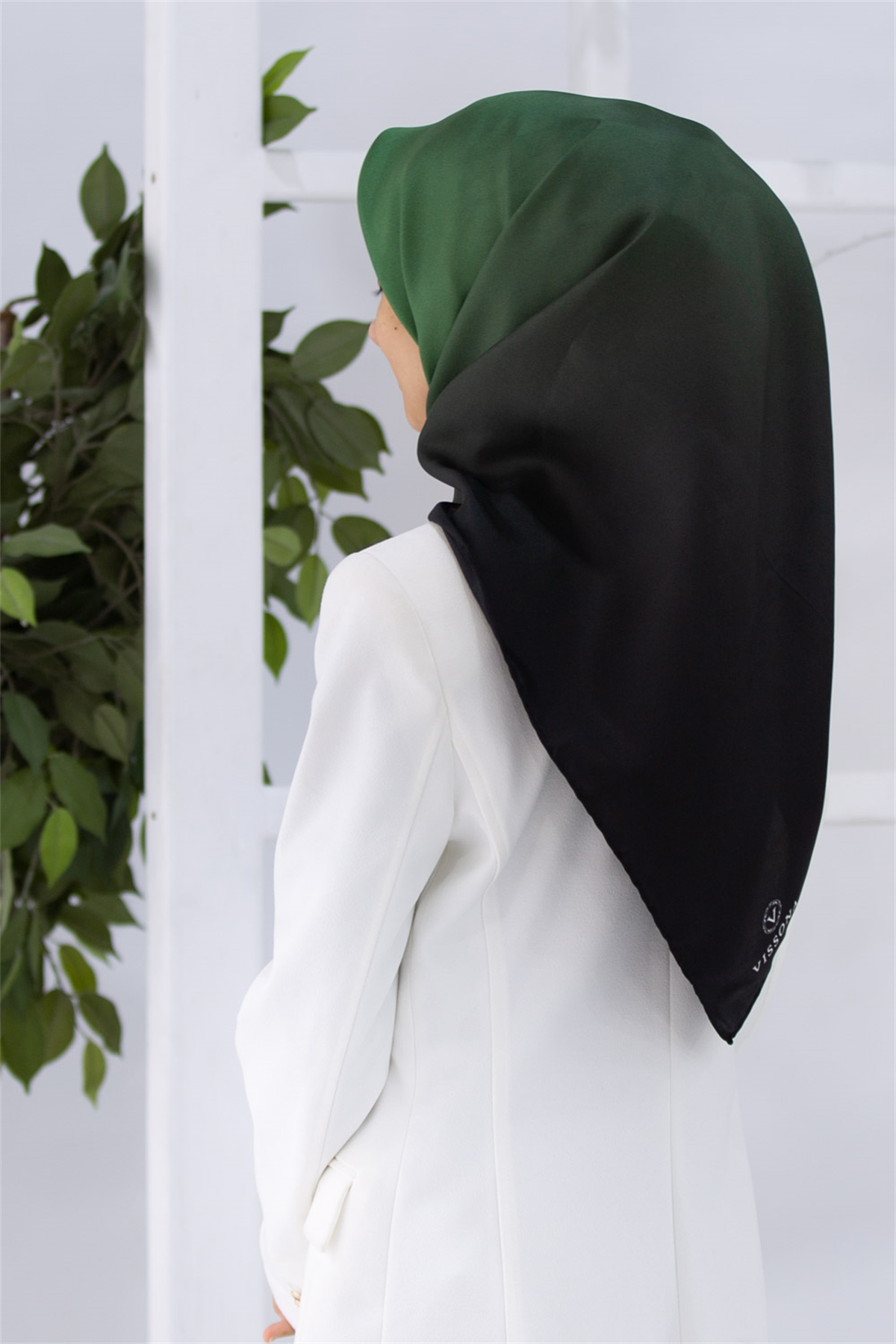 % 57 İPEK % 43 VİSKON Twill İpek Degrade Desenli Zümrüt Yeşili Renkli 90x90 Eşarp Dikim Şekli : El Dikişi