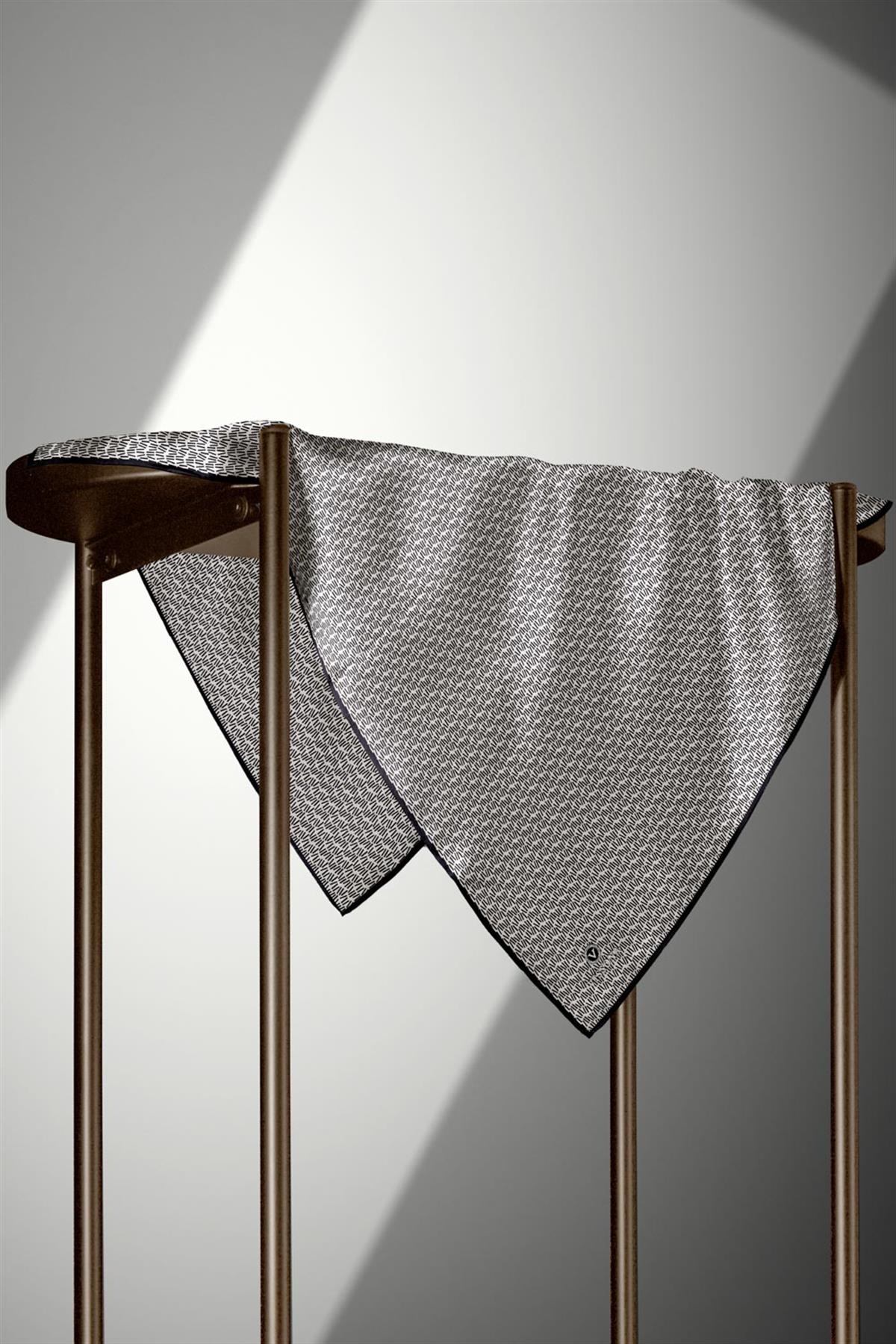 %100 Twill İpek Çizgi Desenli Krem - Siyah Renkli 90x90 Eşarp Dikim Şekli : El Dikişi