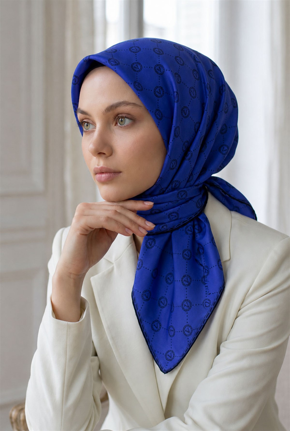 %100 Twill İpek Monogram Desenli Saks Renkli 90x90 Eşarp Dikim Şekli : El Dikişi