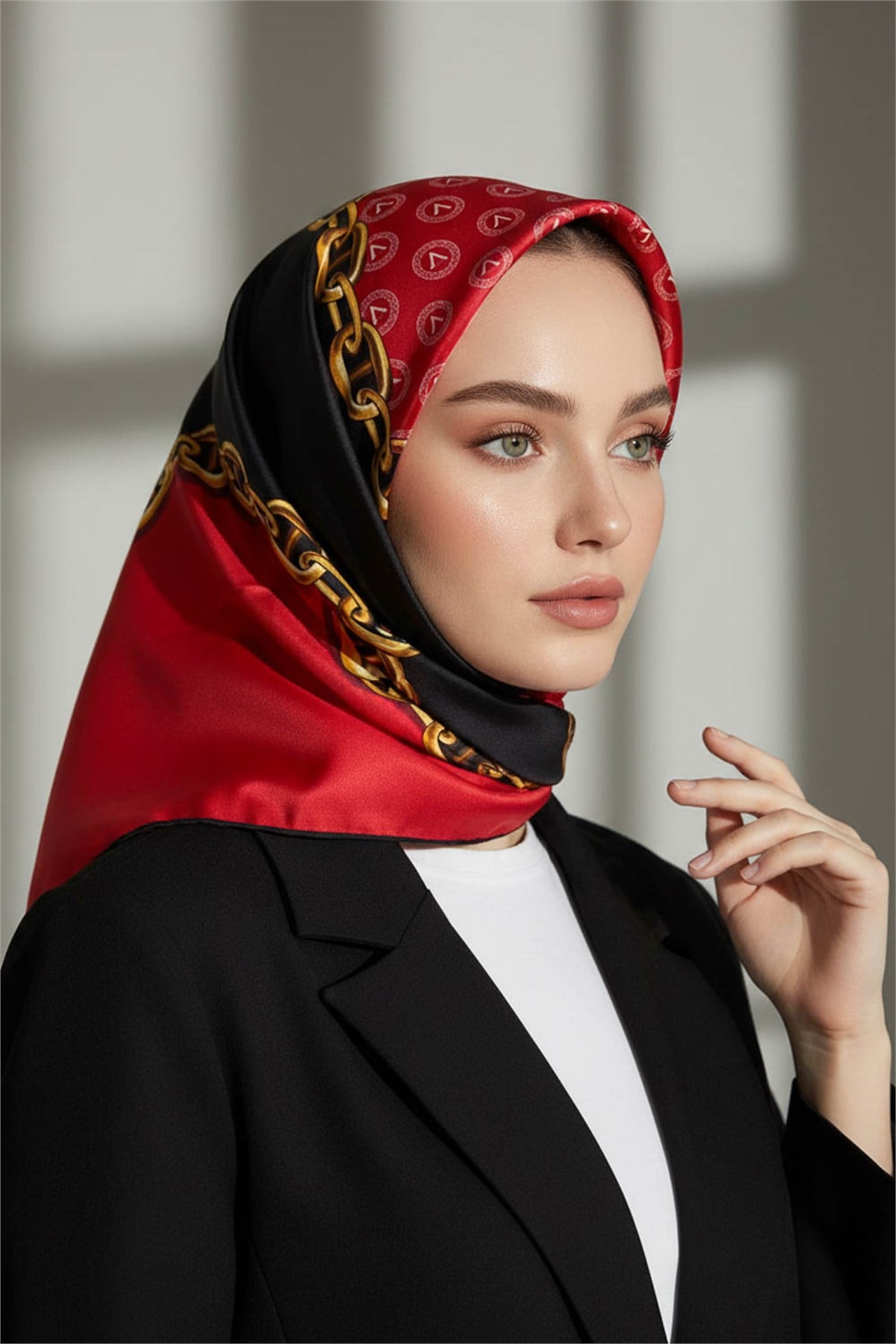 %100 Twill İpek Monogram Ve Zincir Desenli Siyah - Kırmızı Renkli 90x90 Eşarp Dikim Şekli : El Dikişi