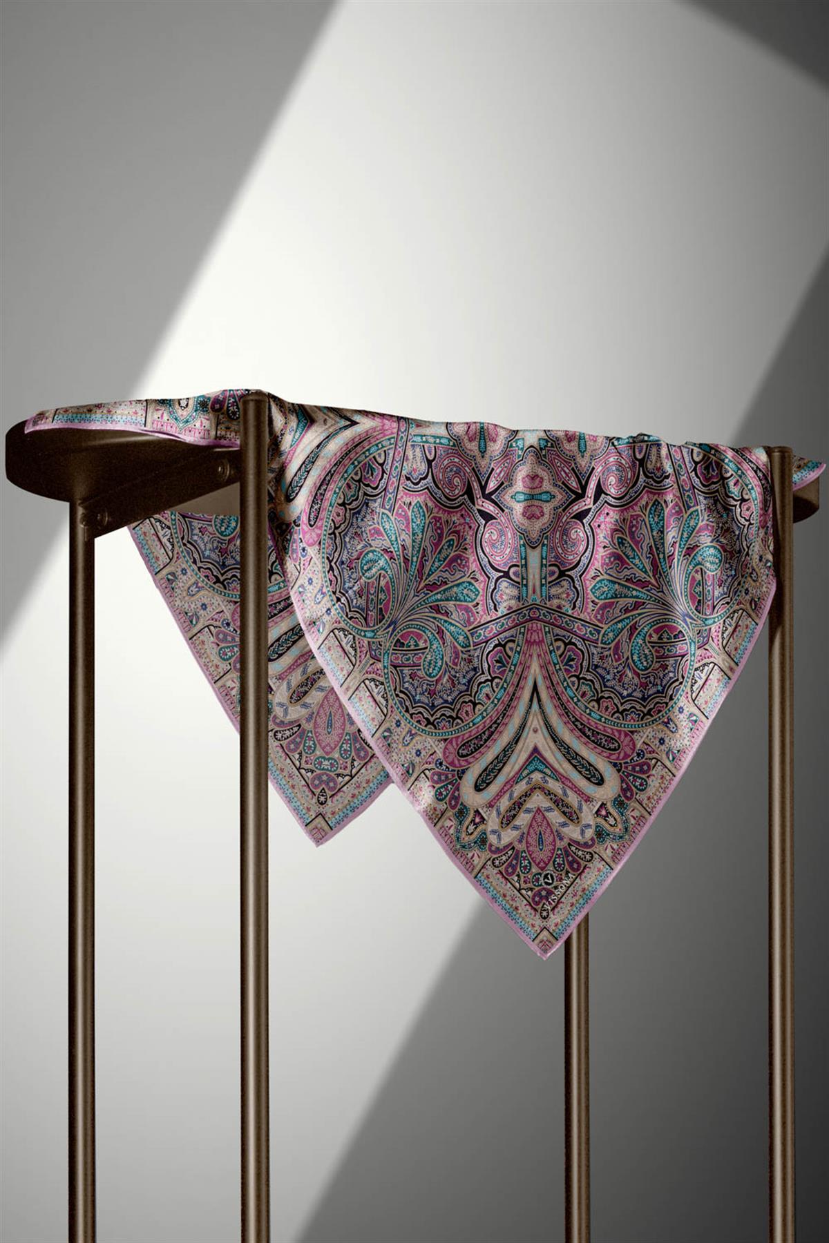 100% Twill İpek Etnik Desenli Pembe Renkli 90x90 Dikim Şekli : El Dikişi Eşarp