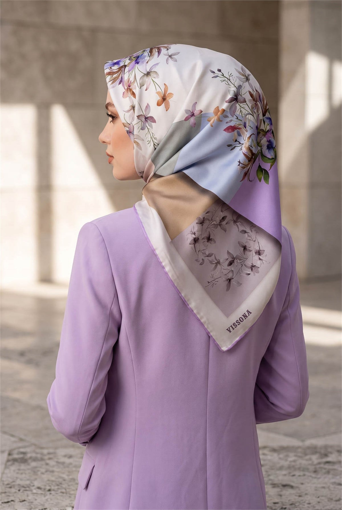 %100 Twill İpek Kareli Ve Çıtır Çiçek Desenli Lila - Bej Renkli 90x90 Eşarp Dikim Şekli : El Dikişi