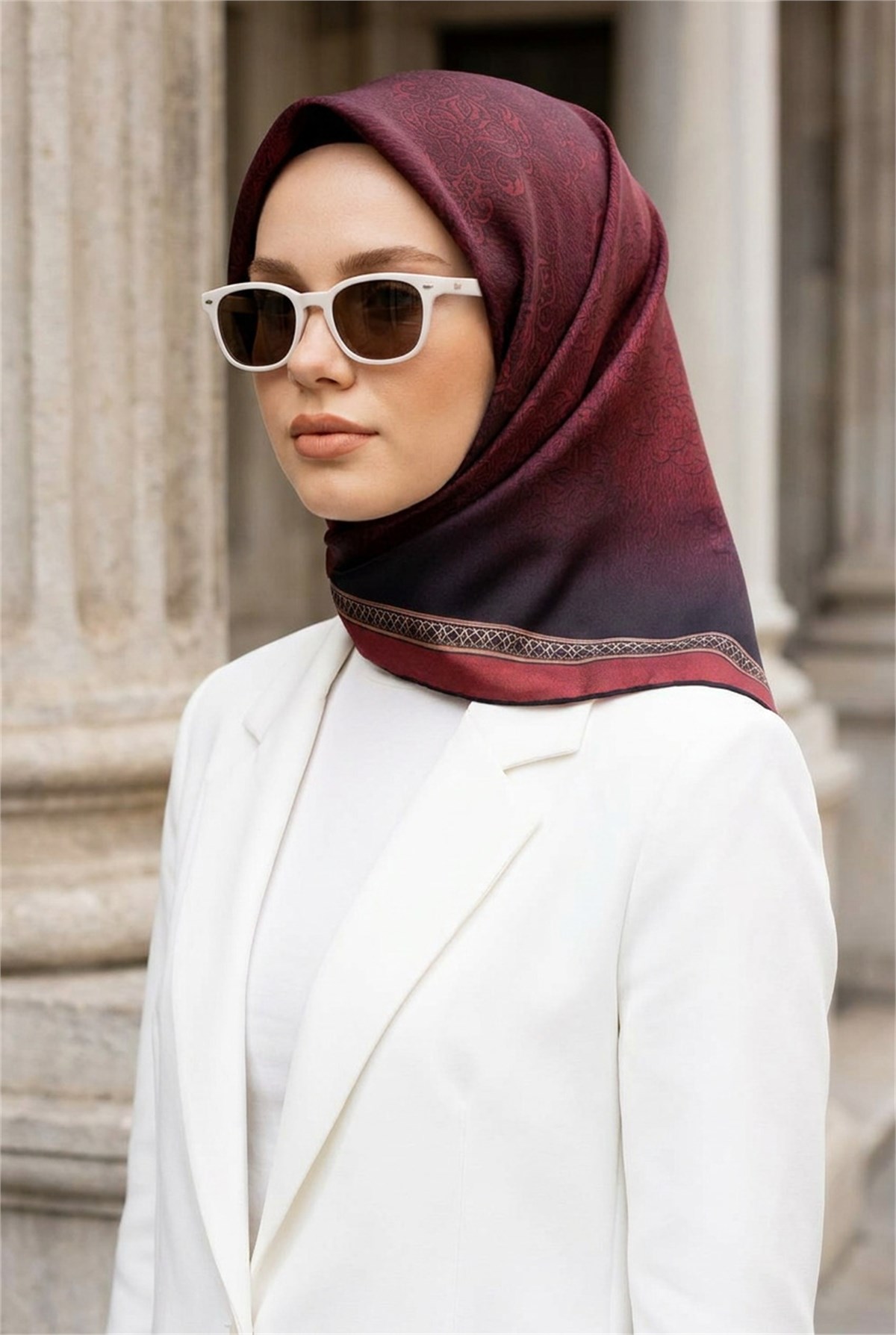 %57 İpek %43 Viskon Twill Eşarp 90x90 Bordo Barok Desenli El Dikişli Kadın Eşarp