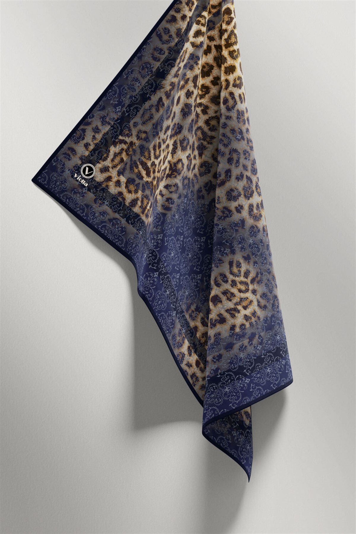 Kristal Leopar Desenli Lacivert Renkli 90x90 Eşarp (İpek İçermez) Kenar Dikiş Şekli El Dikişli