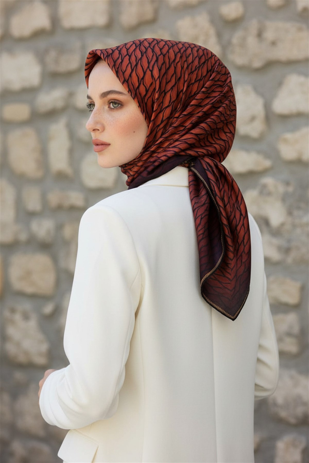 %100 Twill İpek File Desenli Taba - Siyah Renkli 90x90 Eşarp Dikim Şekli : El Dikişi
