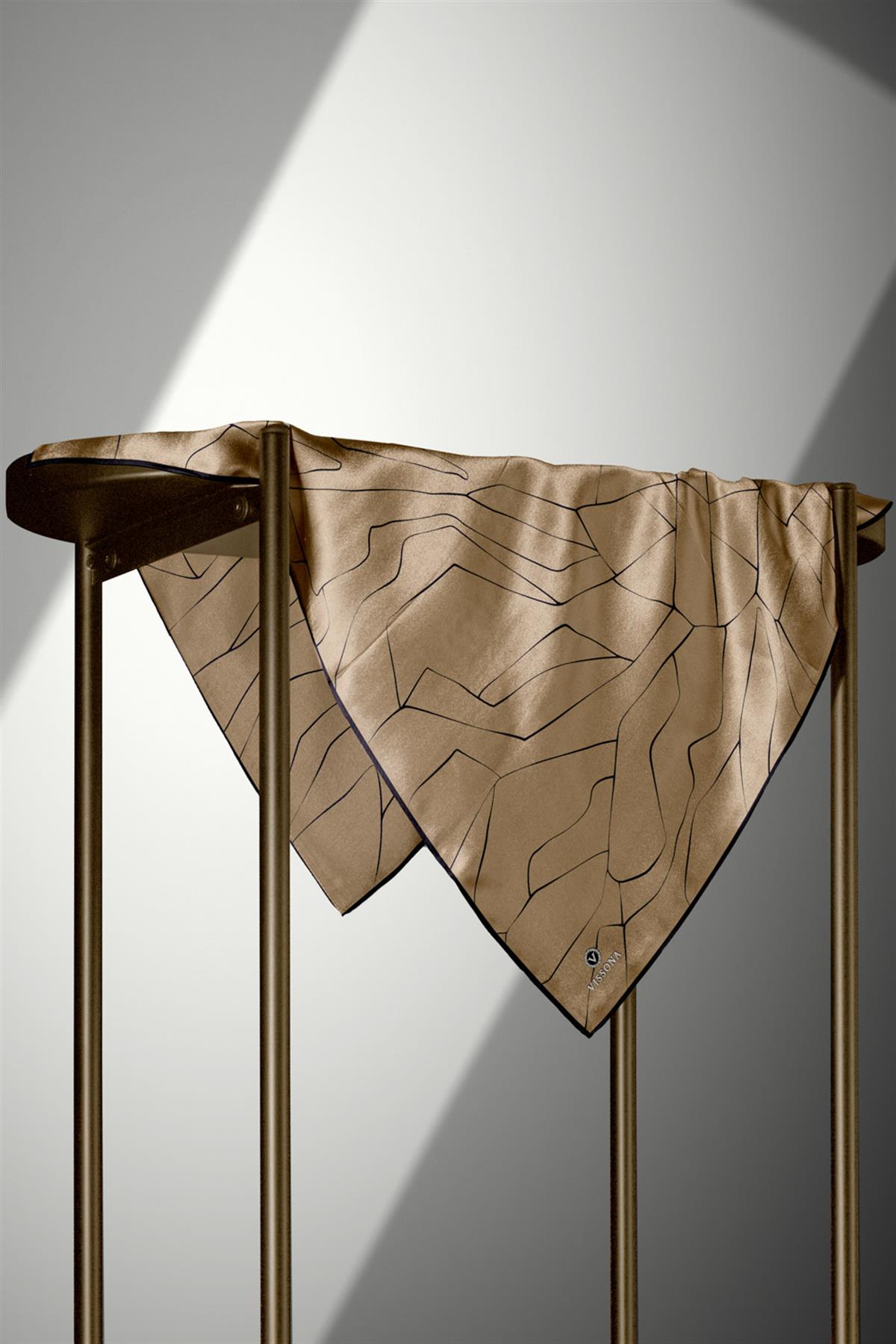 %100 Twill İpek Çizgi Desenli Bej - Siyah Renkli 90x90 Eşarp Dikim Şekli : El Dikişi