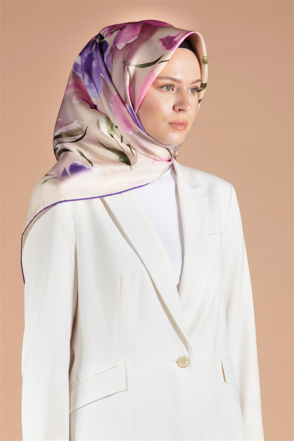 %100 Twill İpek Çiçek Desenli Mor - Pembe Renkli 90x90 Dikim Şekli : El Dikişi Eşarp