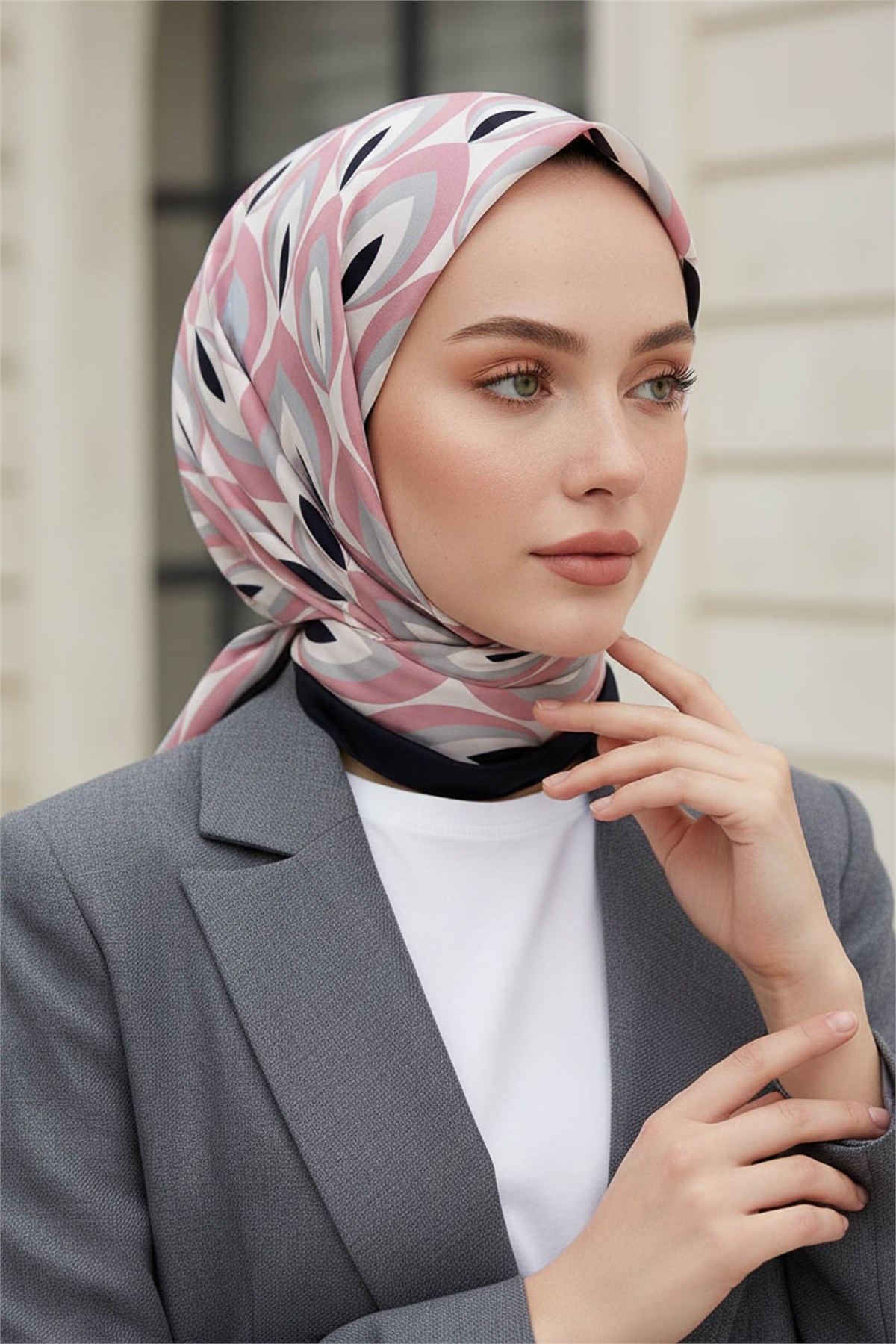 KREP GEOMETRİK DESENLİ PUDRA RENKLİ 75X195 KIRIŞMAZ ŞAL