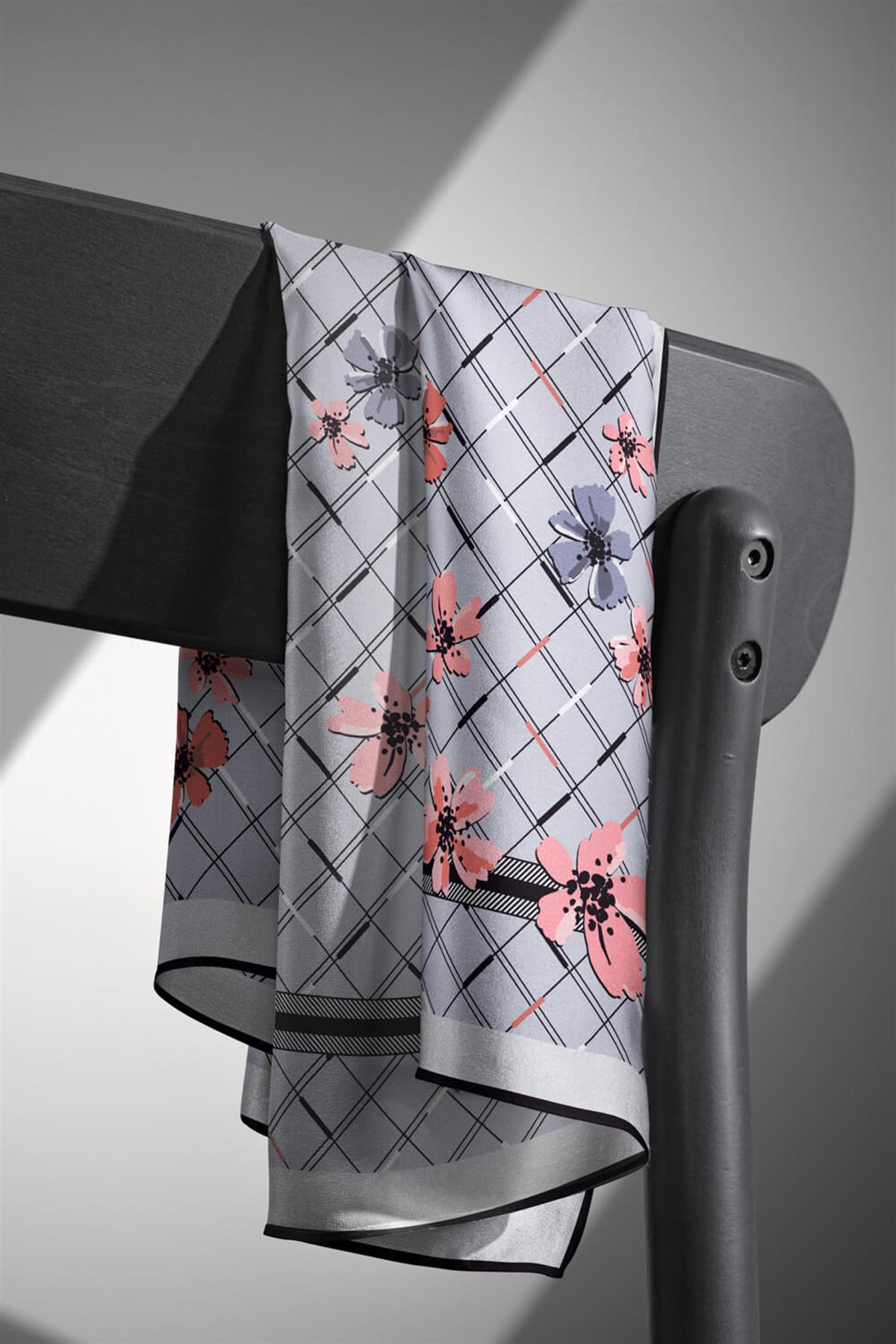 %100 Twill İpek Çıtır Çiçek Desenli Gümüş - Pembe Renkli 90x90 Eşarp Dikim Şekli : El Dikişi