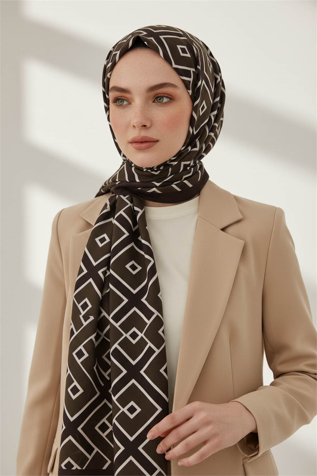 KREP GEOMETRİK DESENLİ KAHVERENGİ RENKLİ 75X195 KIRIŞMAZ ŞAL